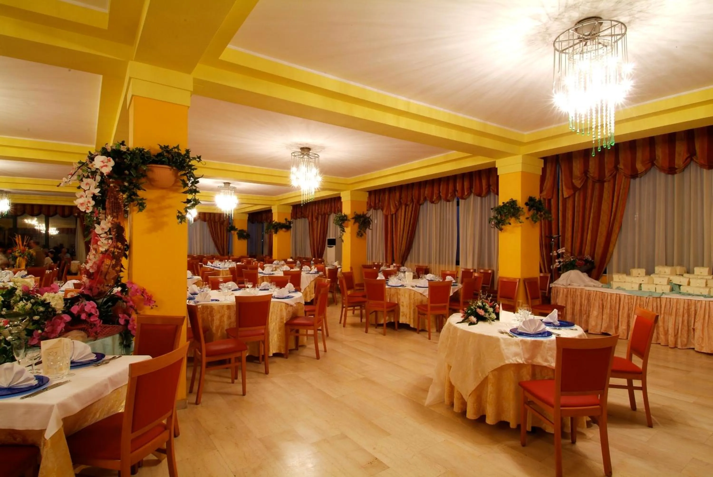 Restaurant/places to eat in Grand Eurhotel