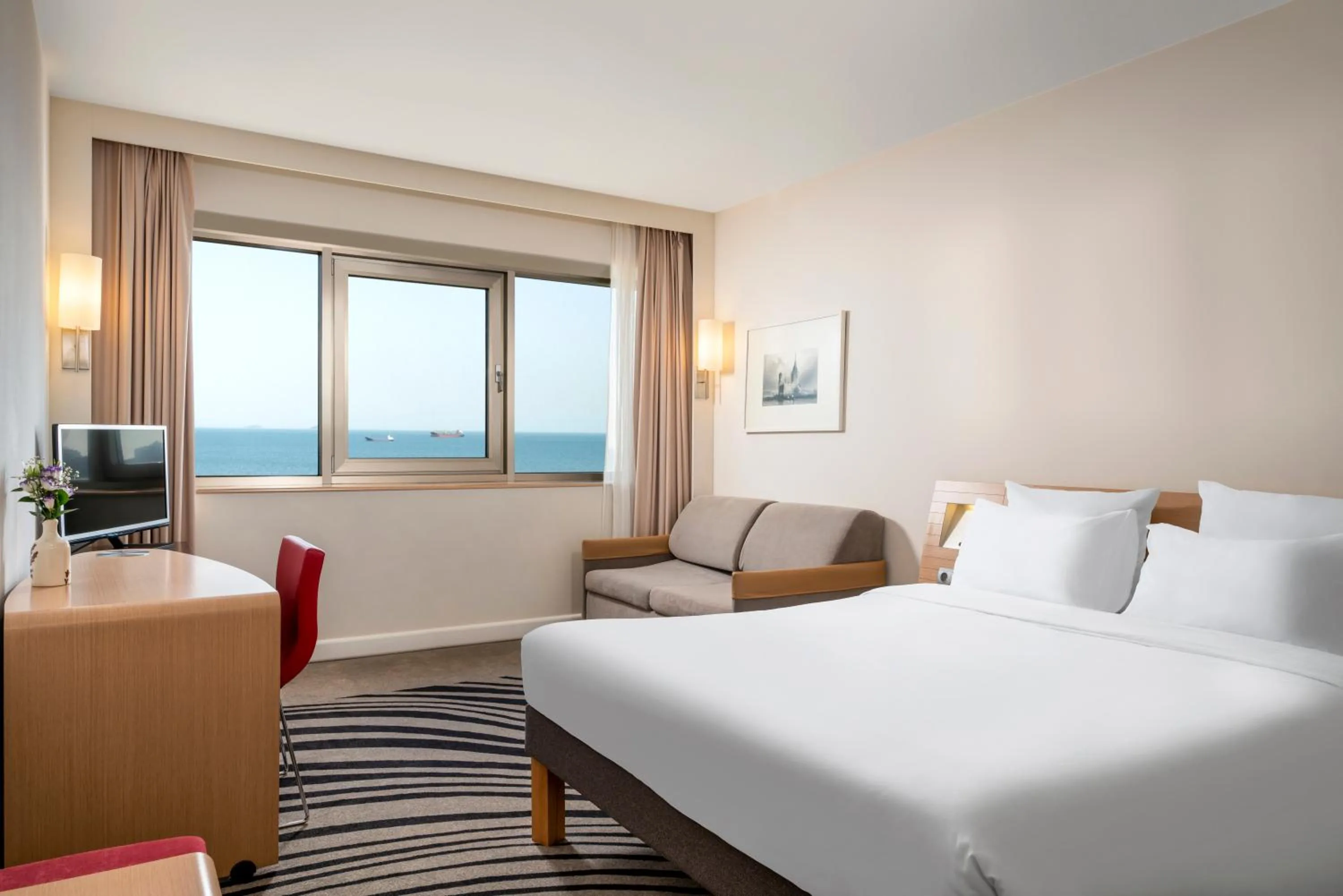 View (from property/room), Bed in Novotel Istanbul Zeytinburnu