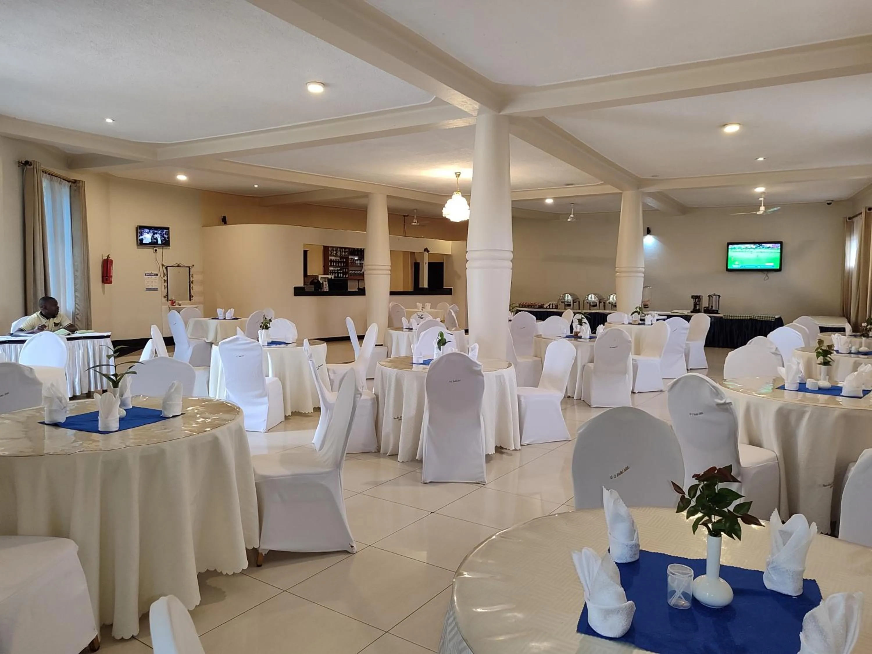 Restaurant/places to eat in Garden Courts Hotel Masaka