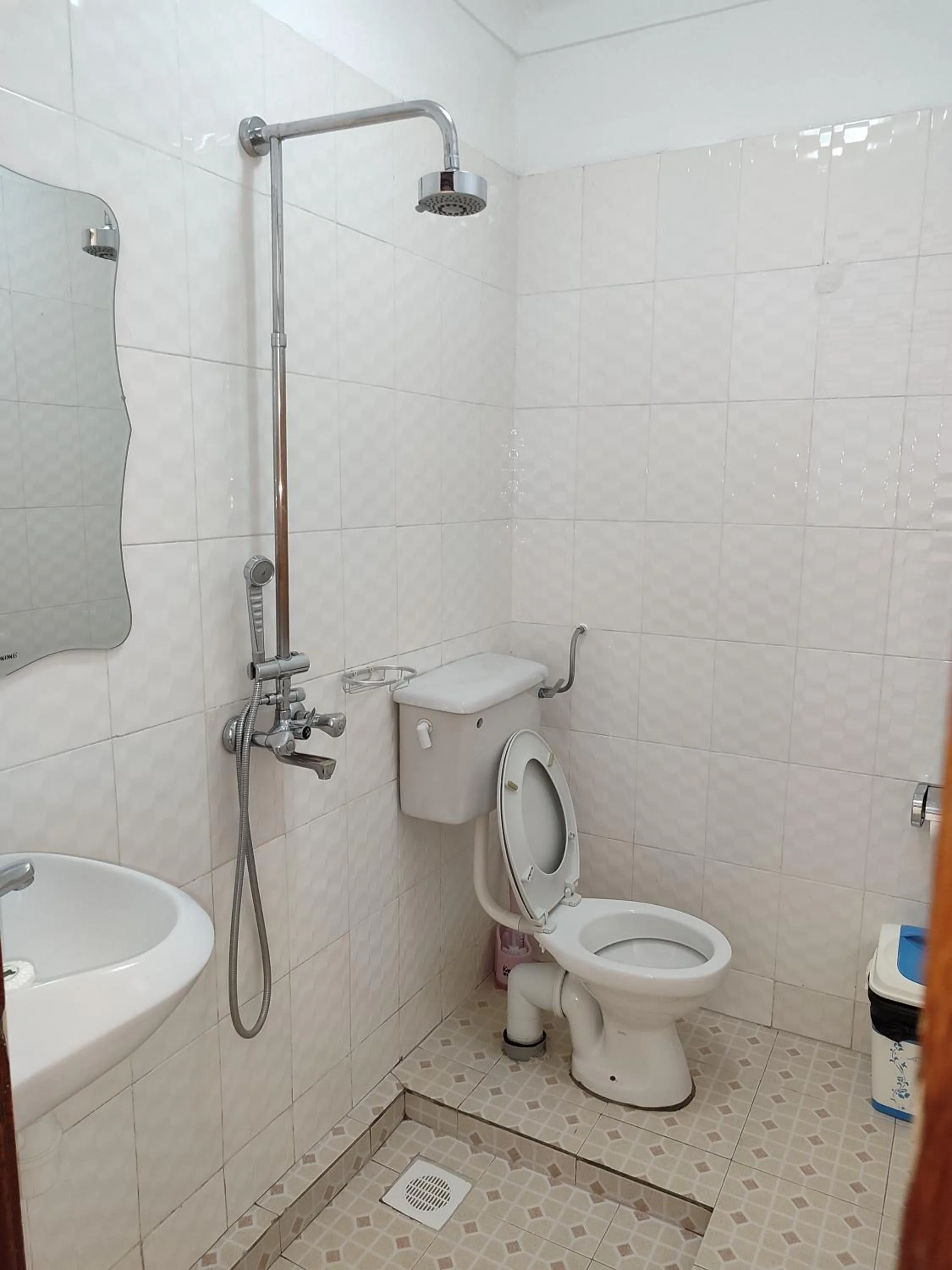 Toilet in Garden Courts Hotel Masaka