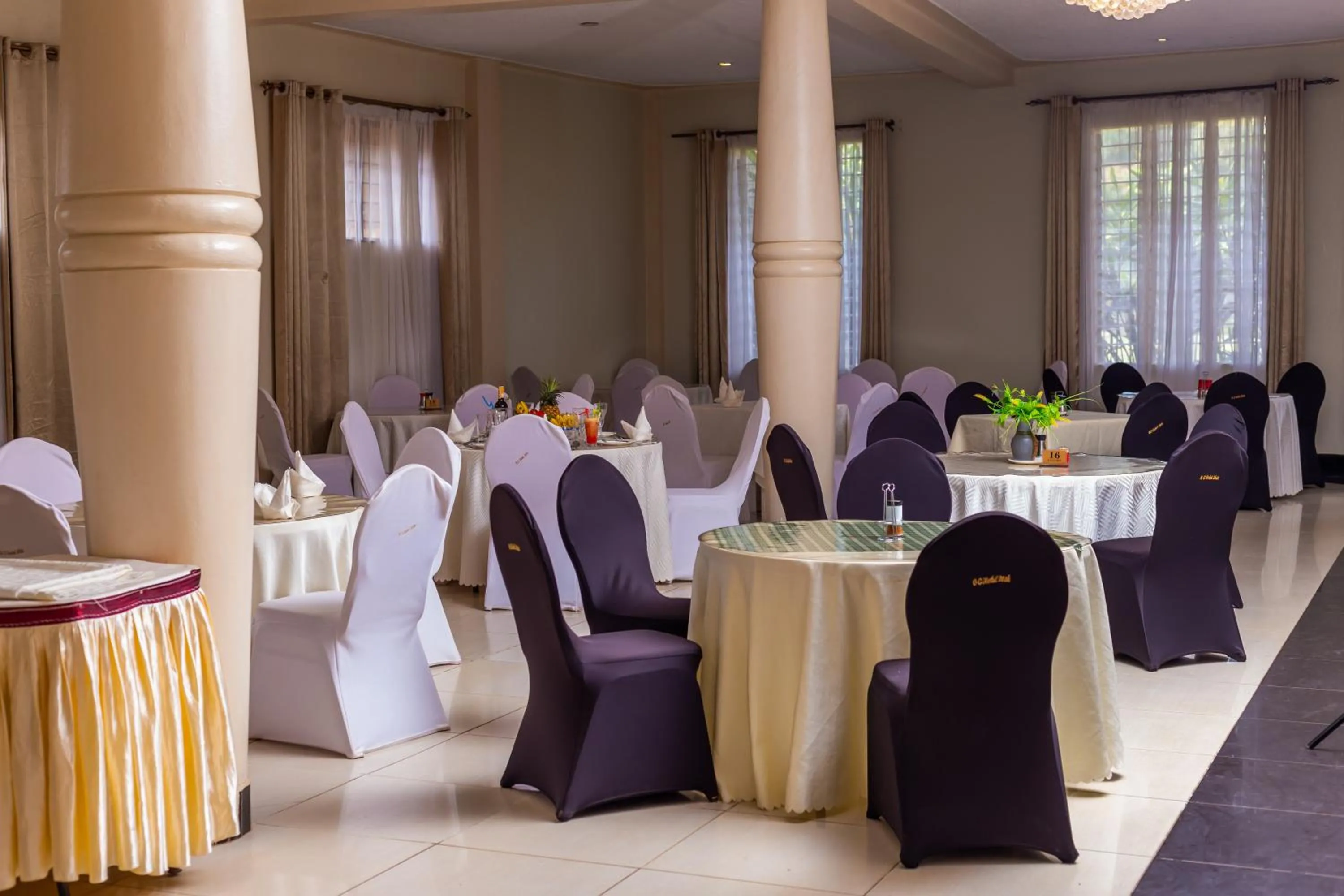 Restaurant/places to eat in Garden Courts Hotel Masaka