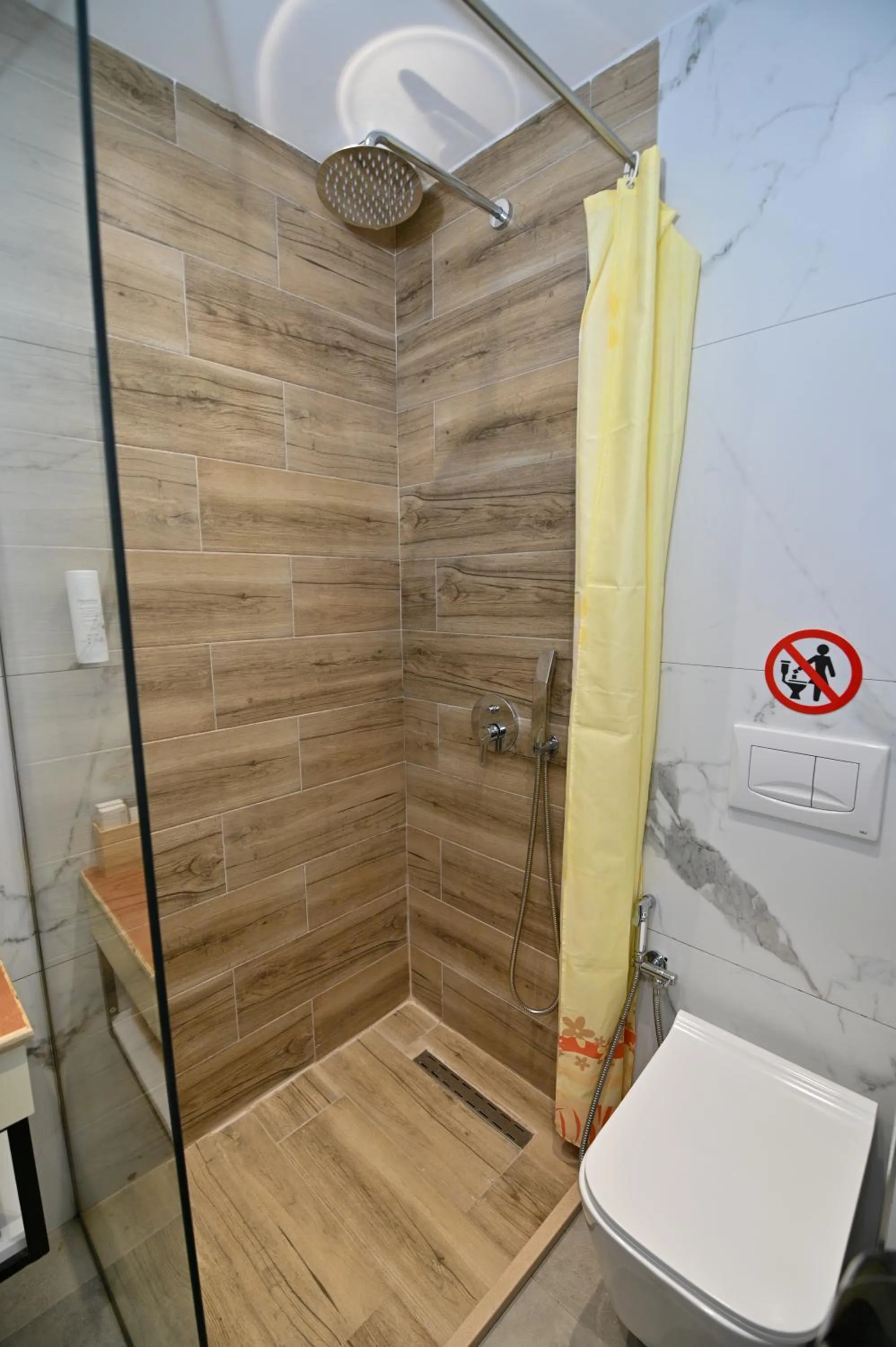 Shower in MondurO Hotel