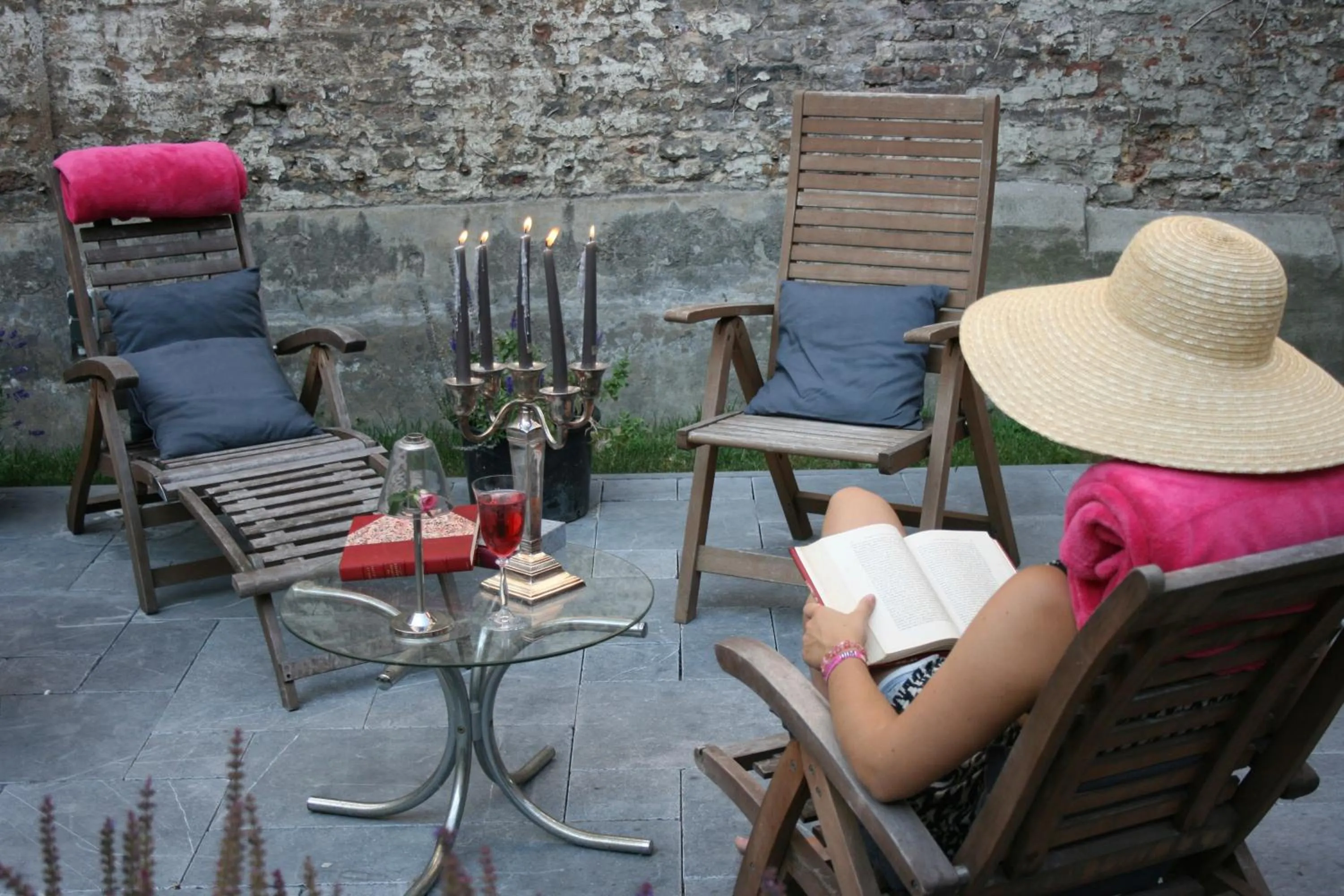 People in B&B N°5