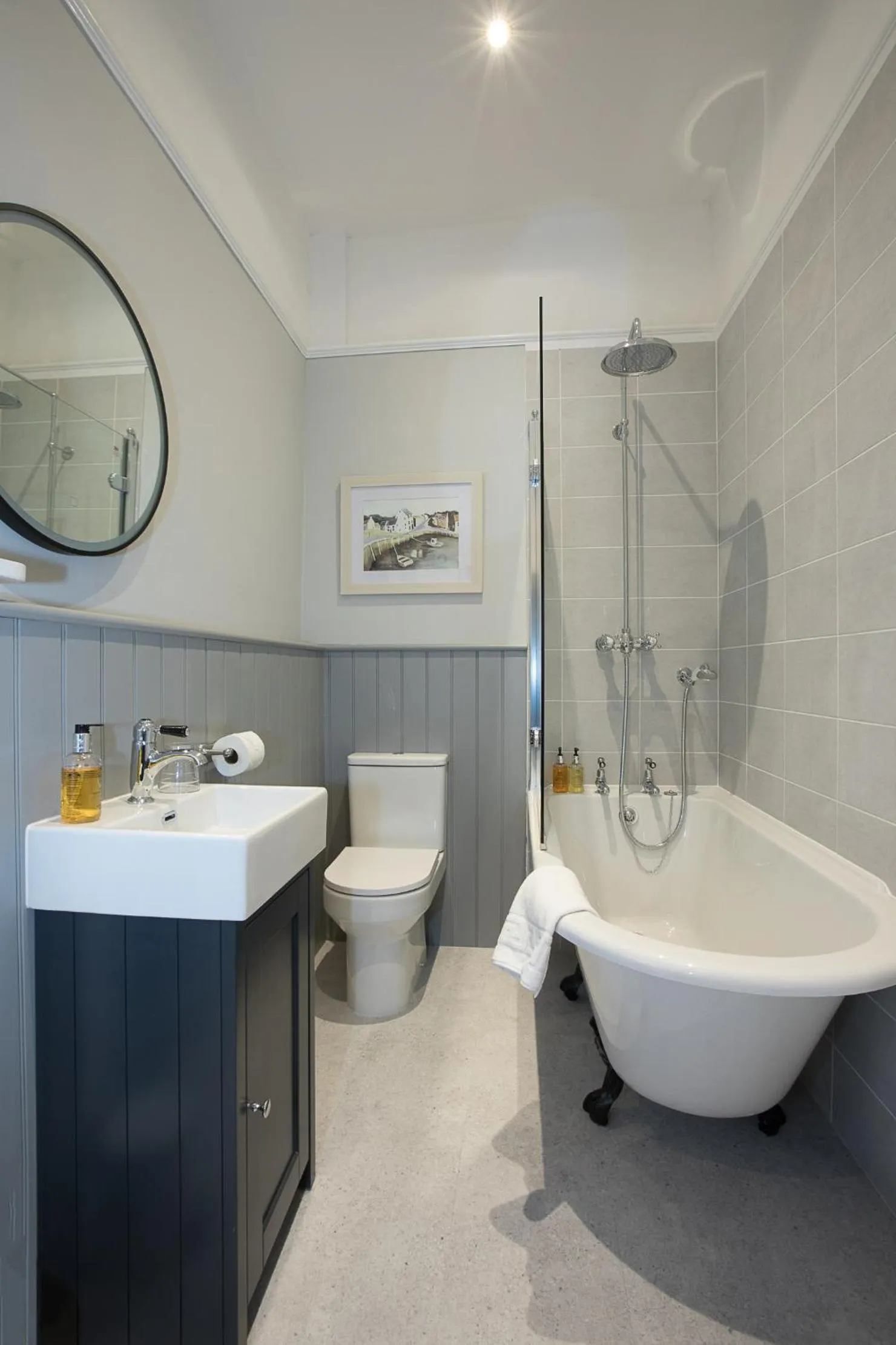 Bathroom in Bramwood Guest House