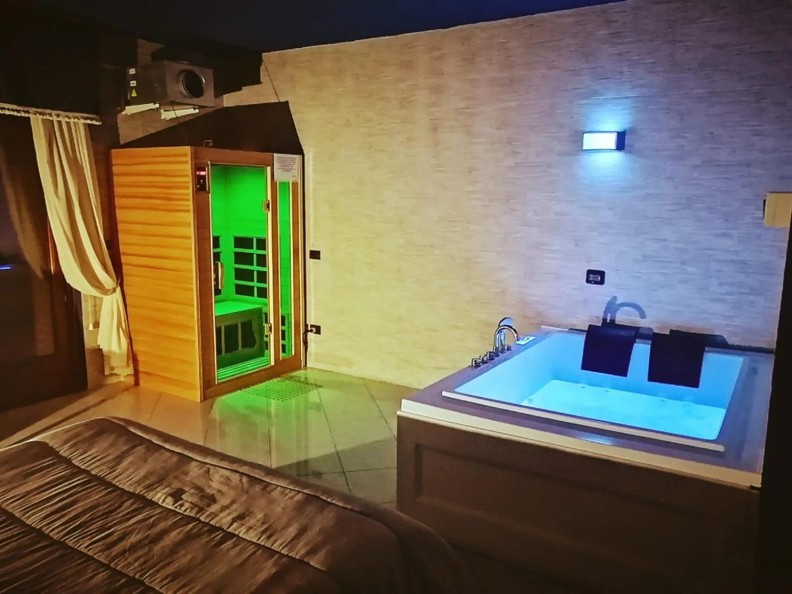 Hot Tub in Royal Hotel Montevergine