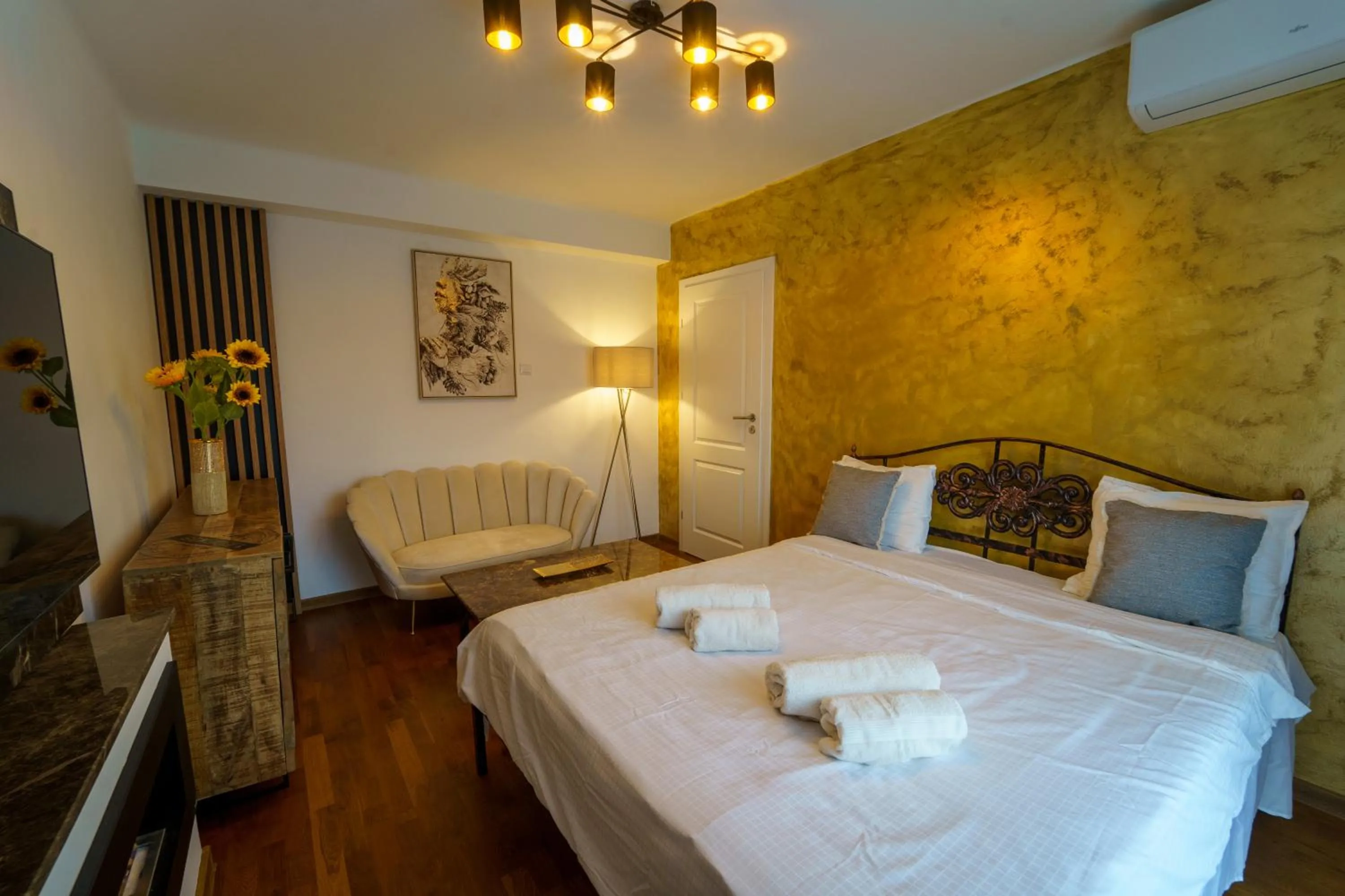 Two-Bedroom Apartment - single occupancy in Main square 5 star luxury apartment with view
