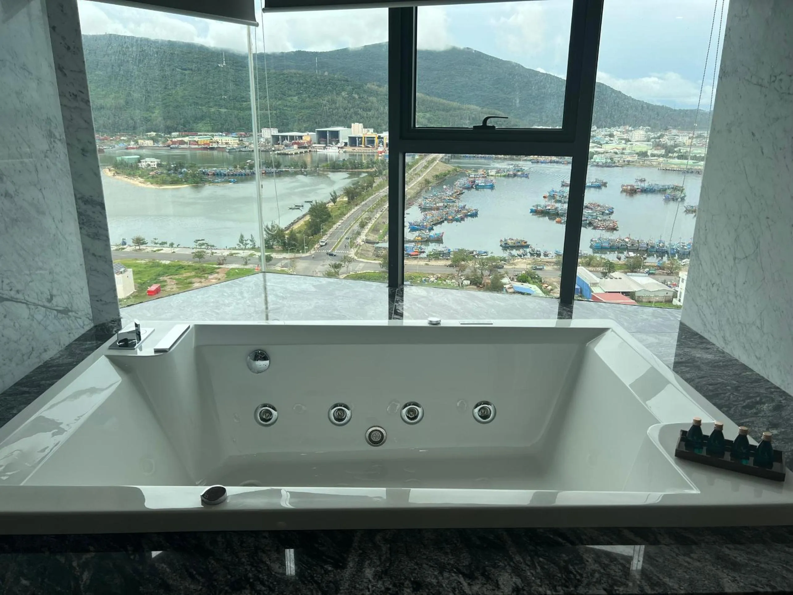 Shower in Alan Sea Hotel Danang