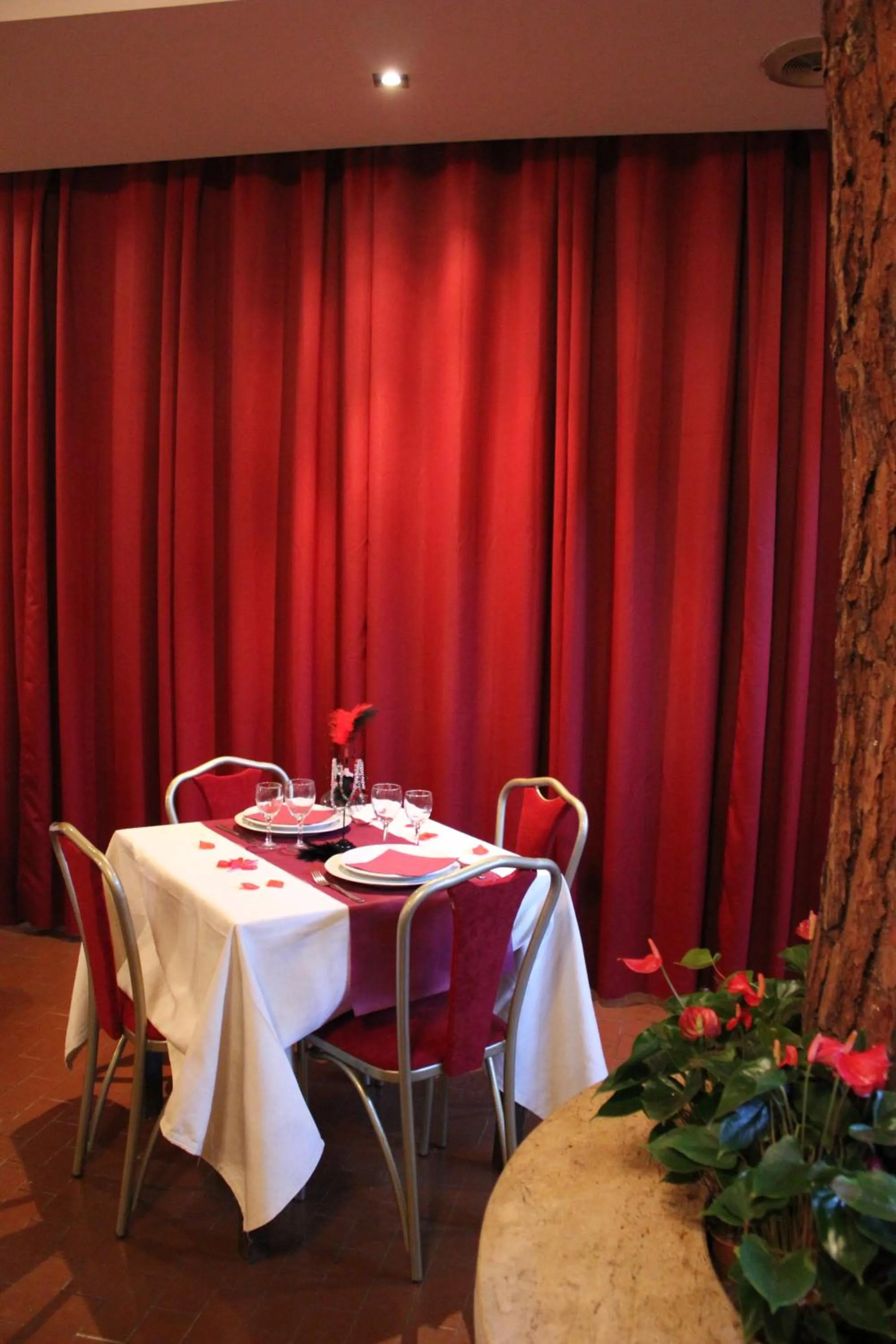 Restaurant/places to eat in Hotel Romulus