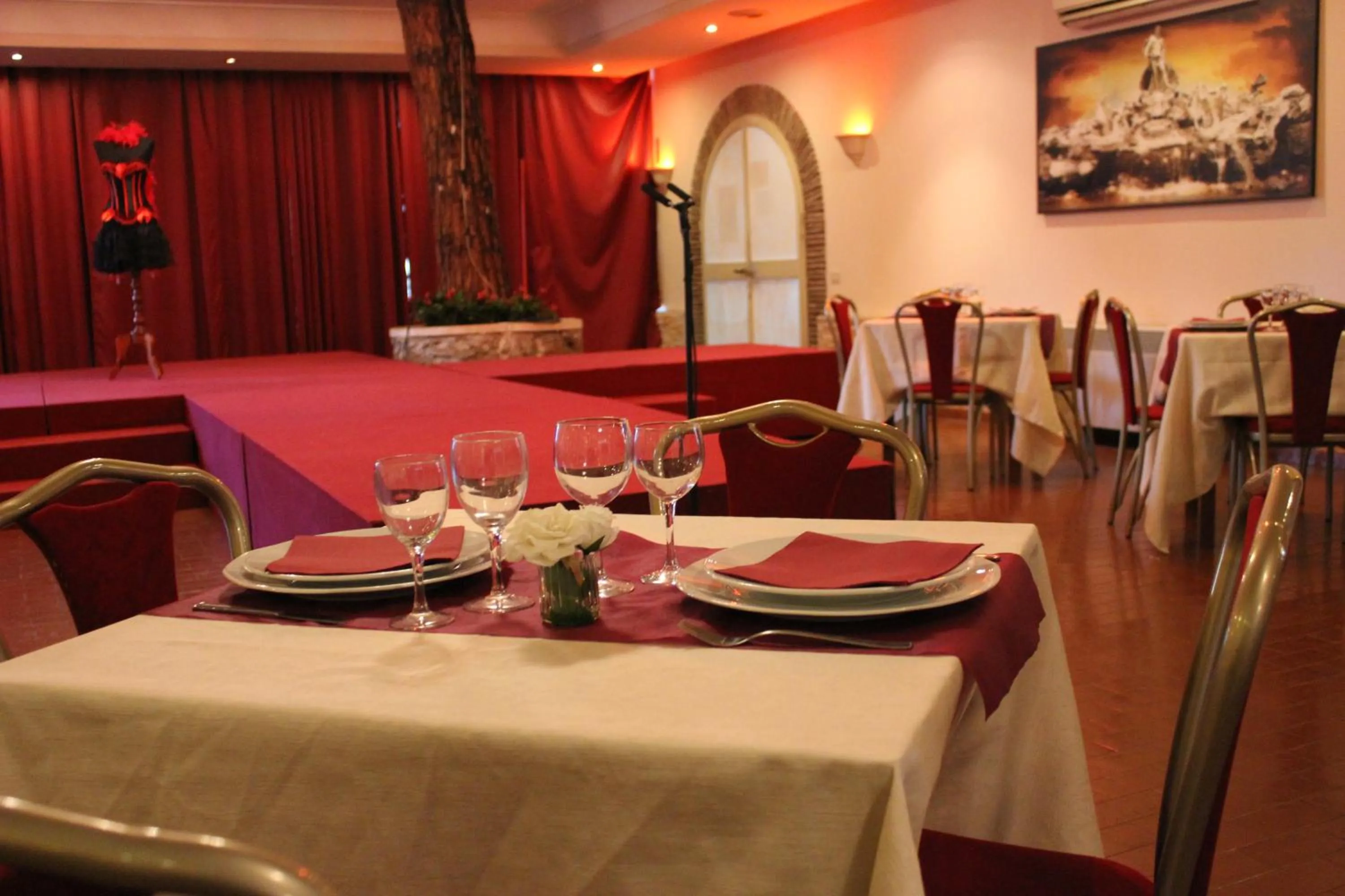 Restaurant/places to eat in Hotel Romulus