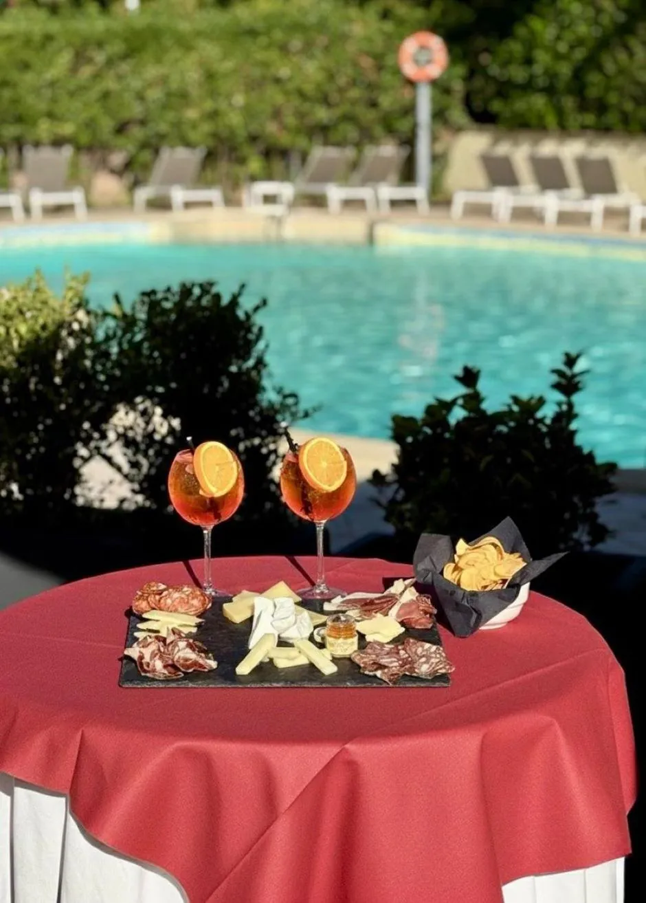 Restaurant/places to eat in Cardinal Hotel St. Peter