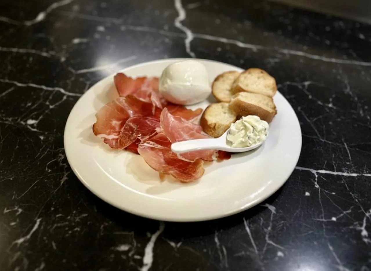 Restaurant/places to eat in Cardinal Hotel St. Peter