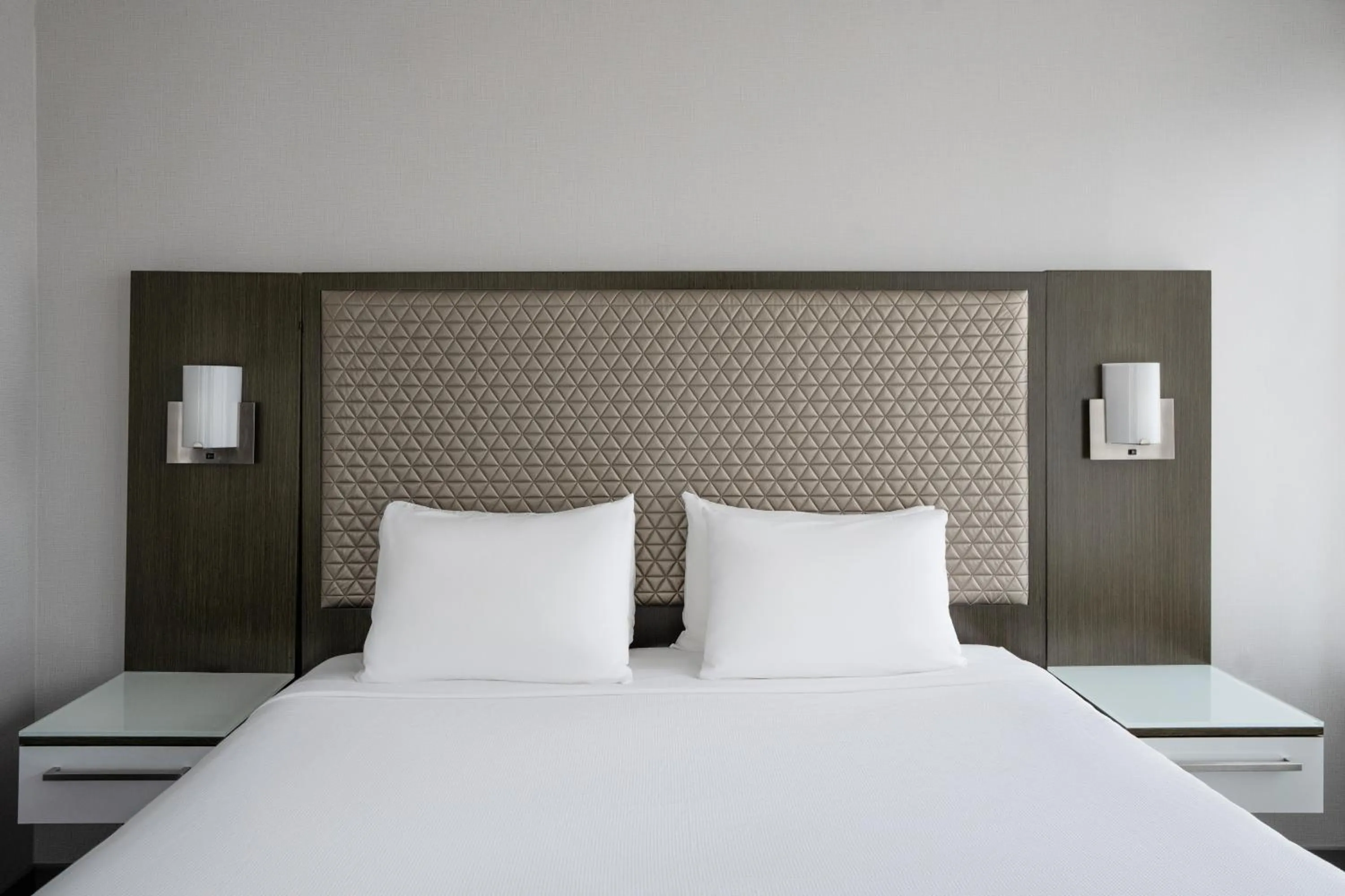 Bedroom, Bed in Hyatt House Washington DC Downtown Convention Center