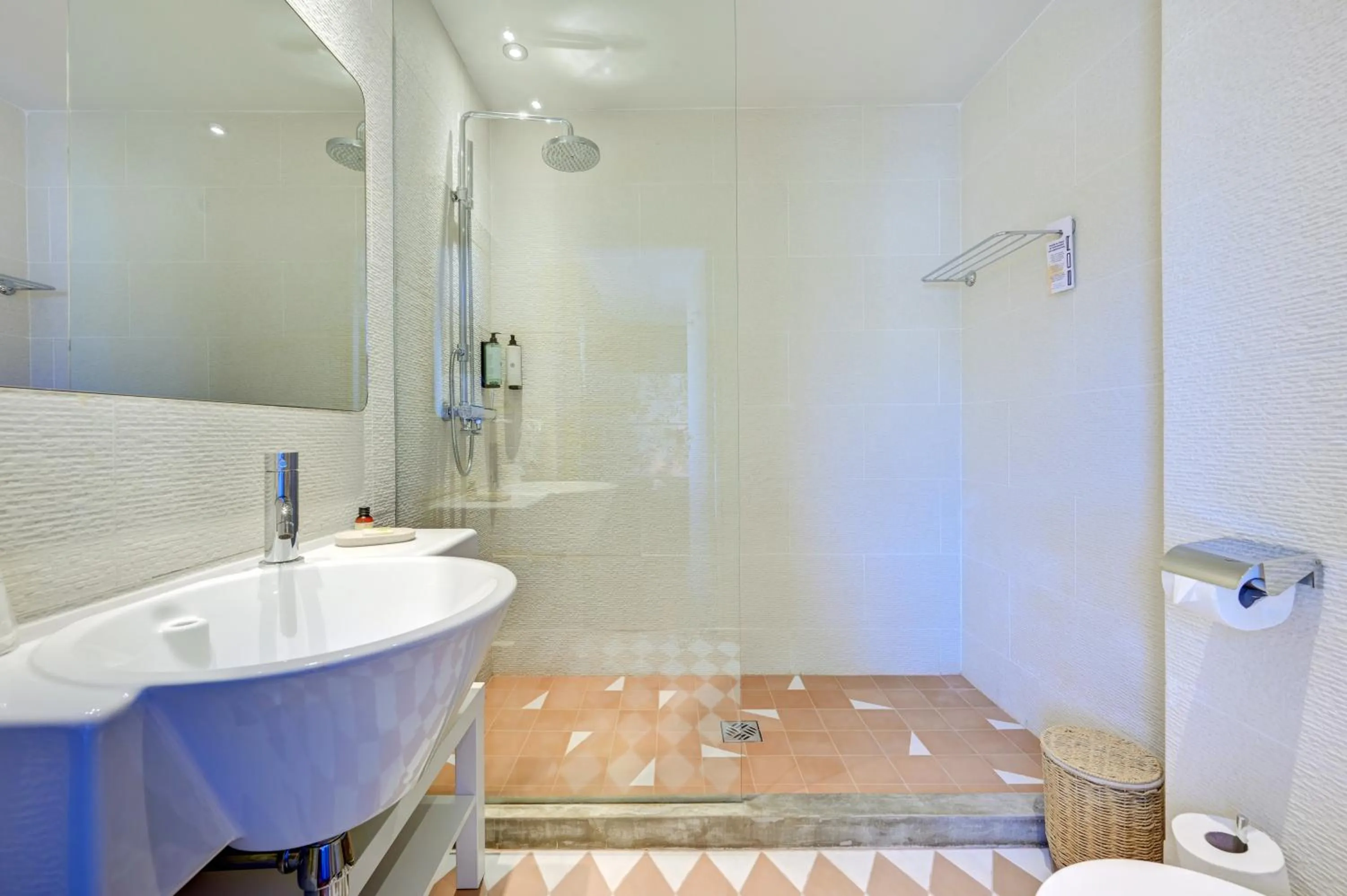 Shower in Hôtel Bor