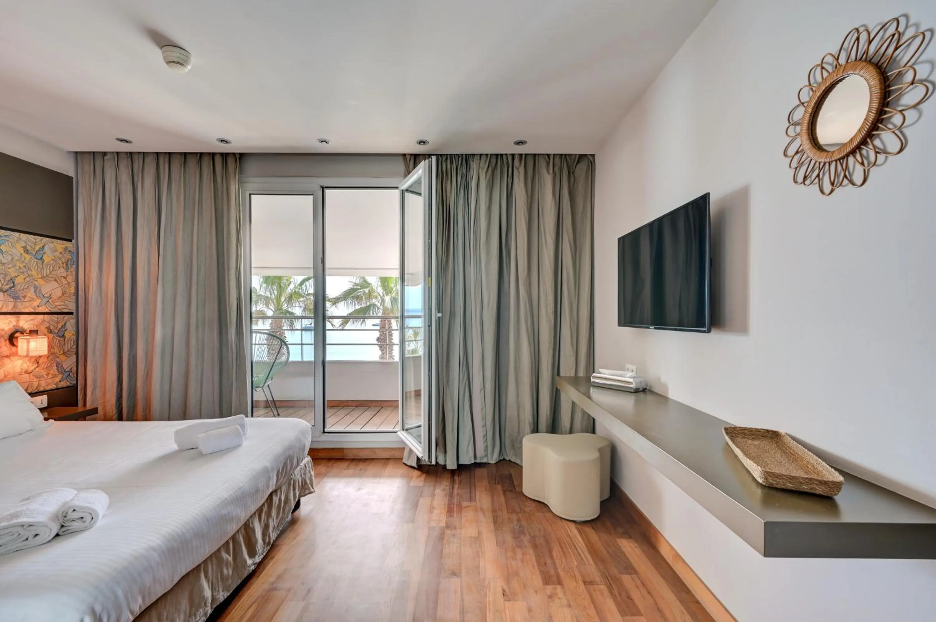 Communal lounge/ TV room, Bed in Hôtel Bor