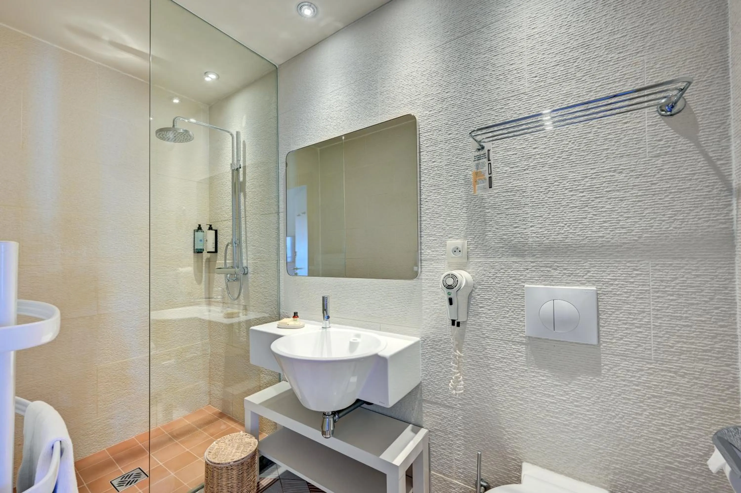 Shower in Hôtel Bor