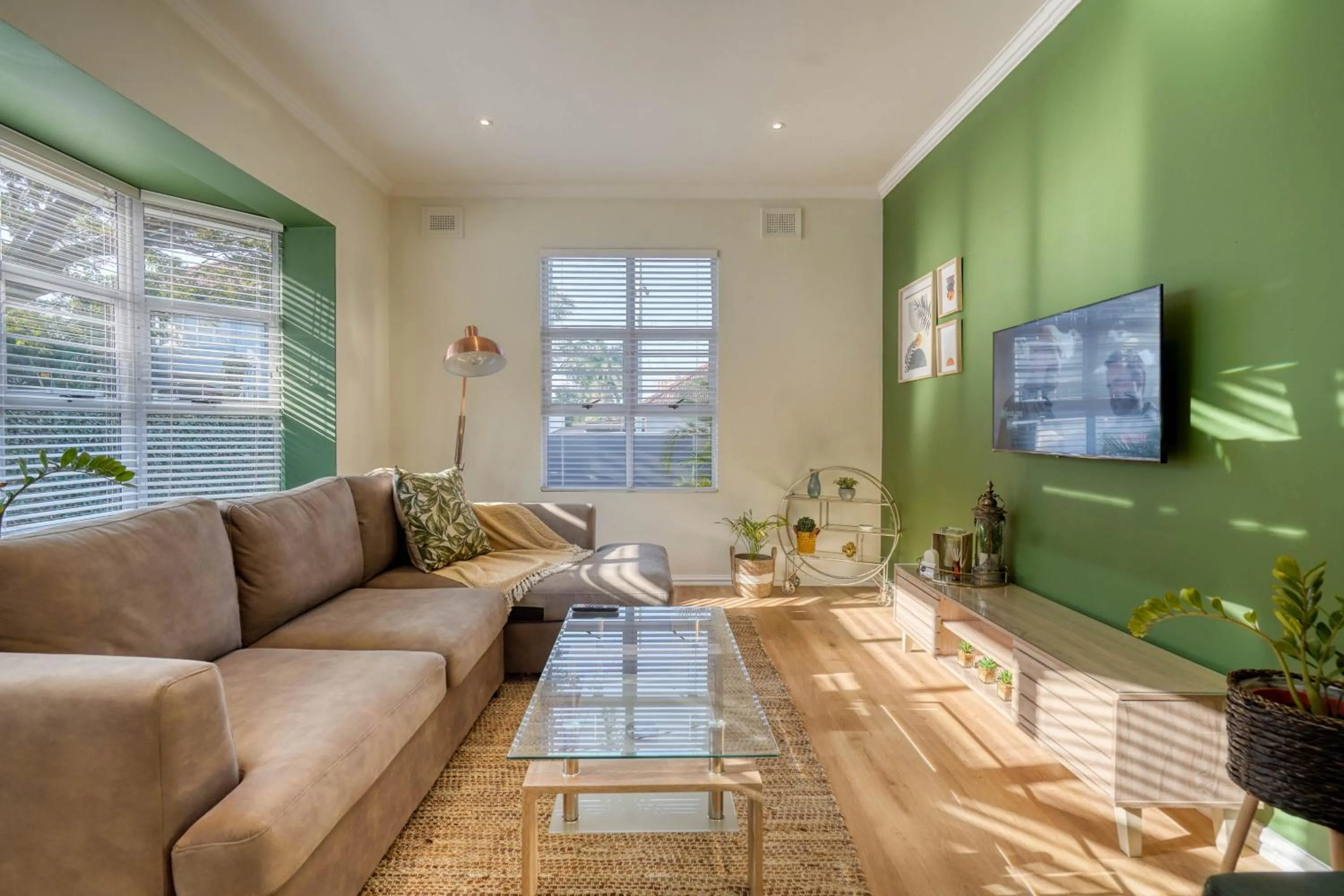 Hampton Collection - Stylish 3 Sleeper Serviced Apartment with Pool