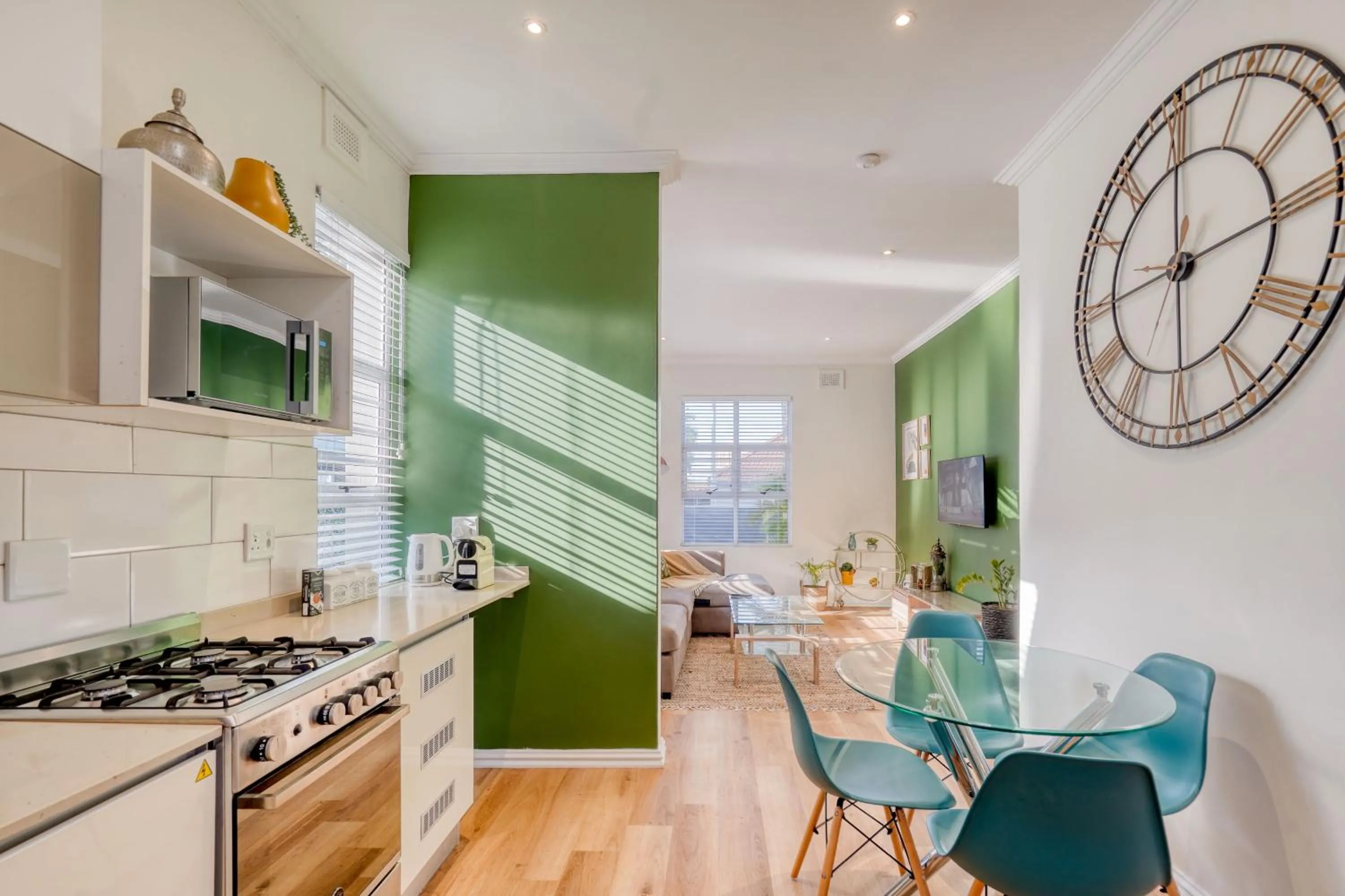 Hampton Collection - Stylish 3 Sleeper Serviced Apartment with Pool