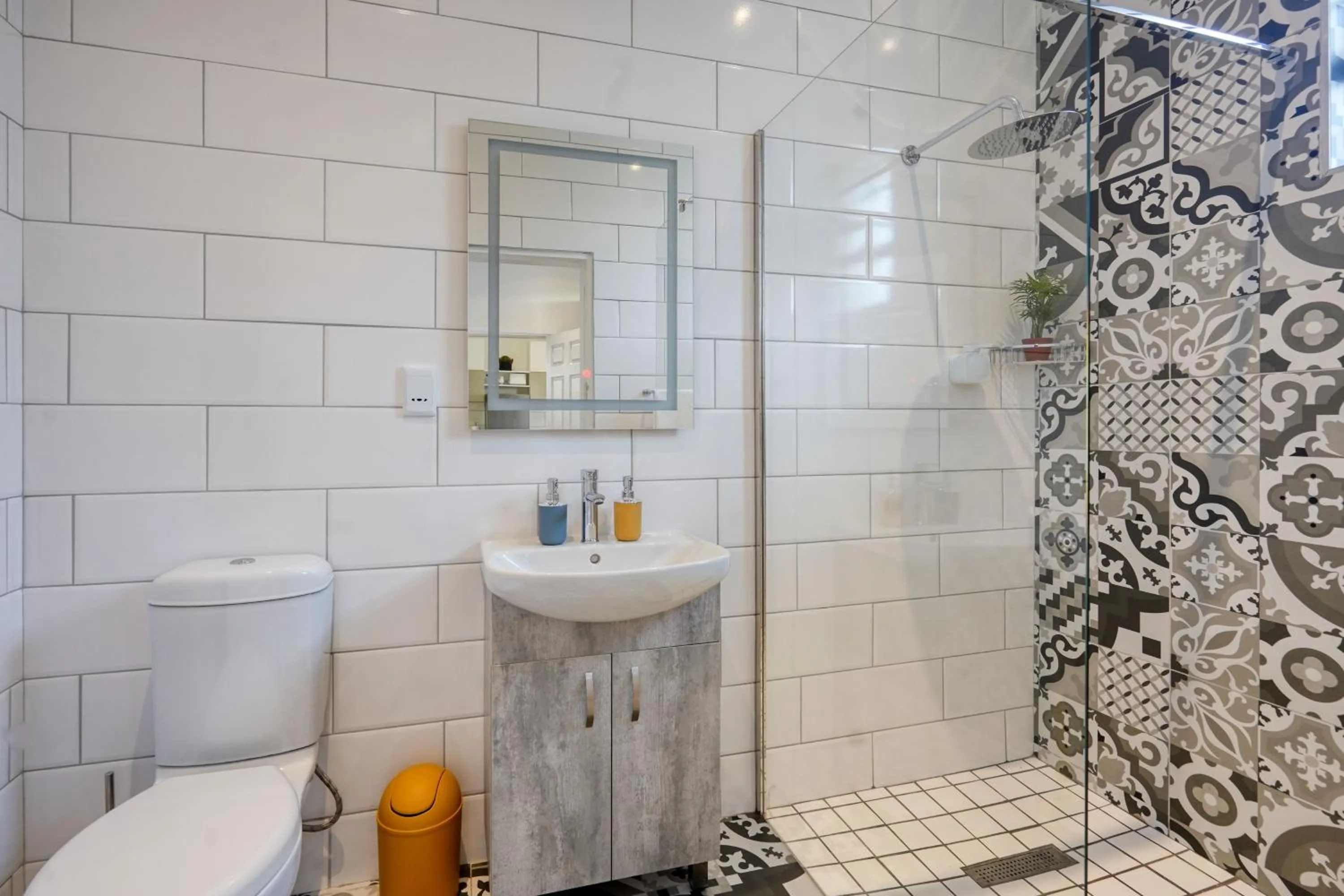 Hampton Collection - Stylish 3 Sleeper Serviced Apartment with Pool