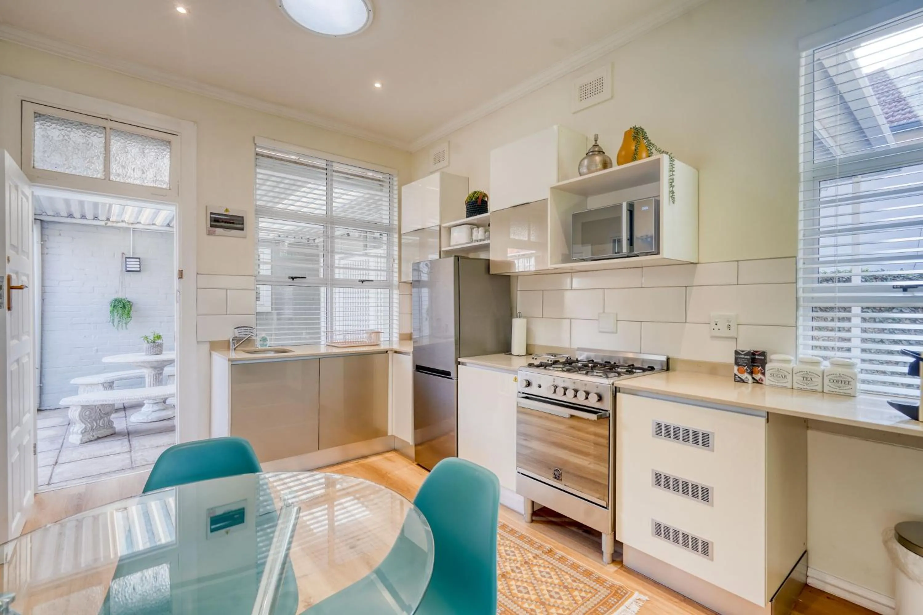 Hampton Collection - Stylish 3 Sleeper Serviced Apartment with Pool