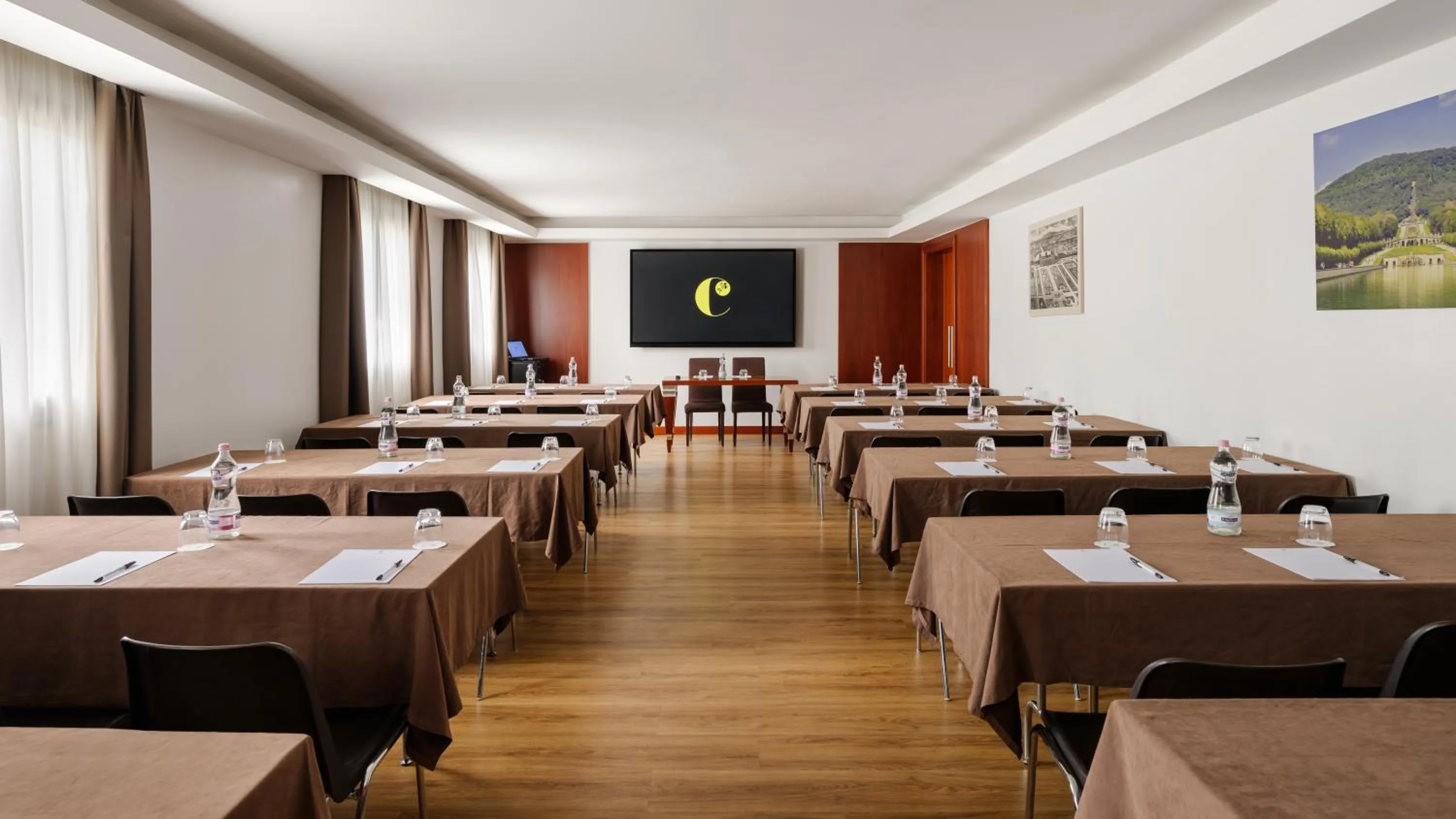 TV and multimedia in Hotel dei Cavalieri Caserta - La Reggia