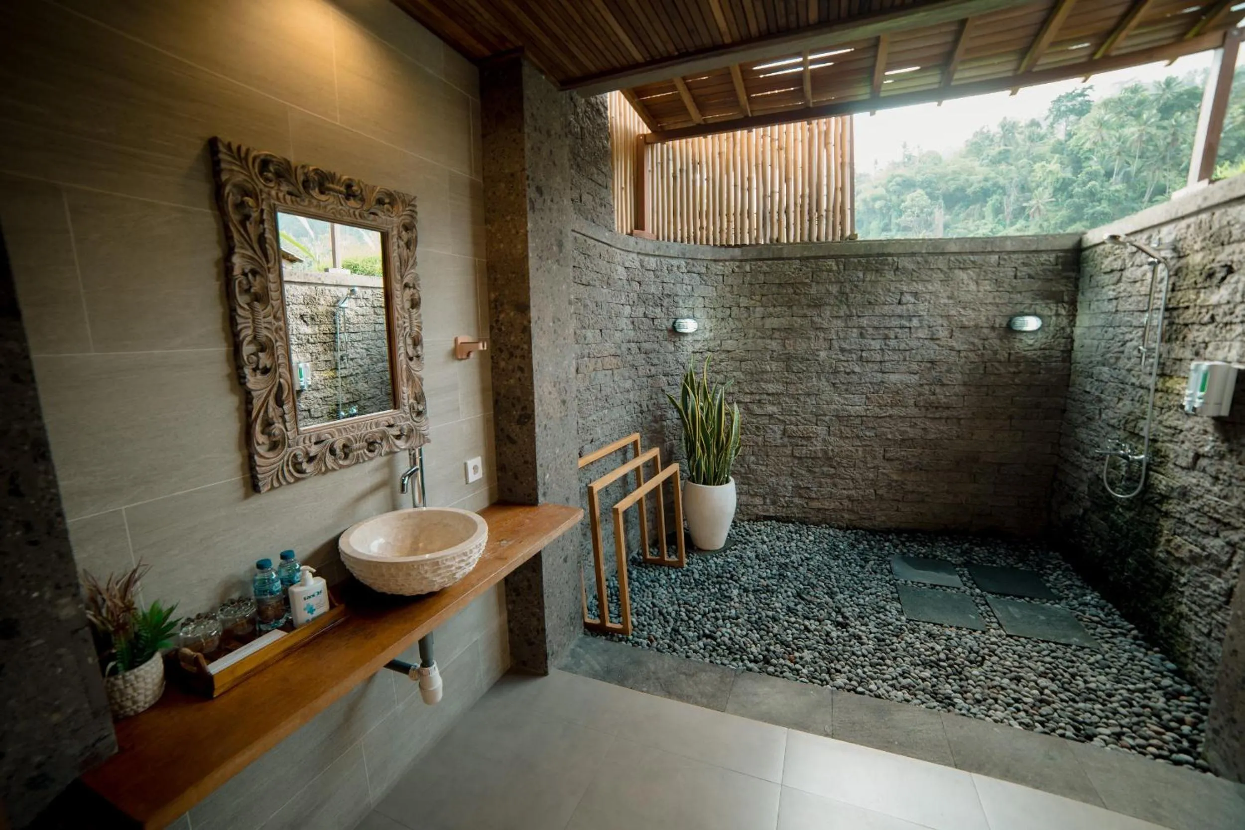 Bathroom in Kubu Sakian Villa and Restaurant Sidemen