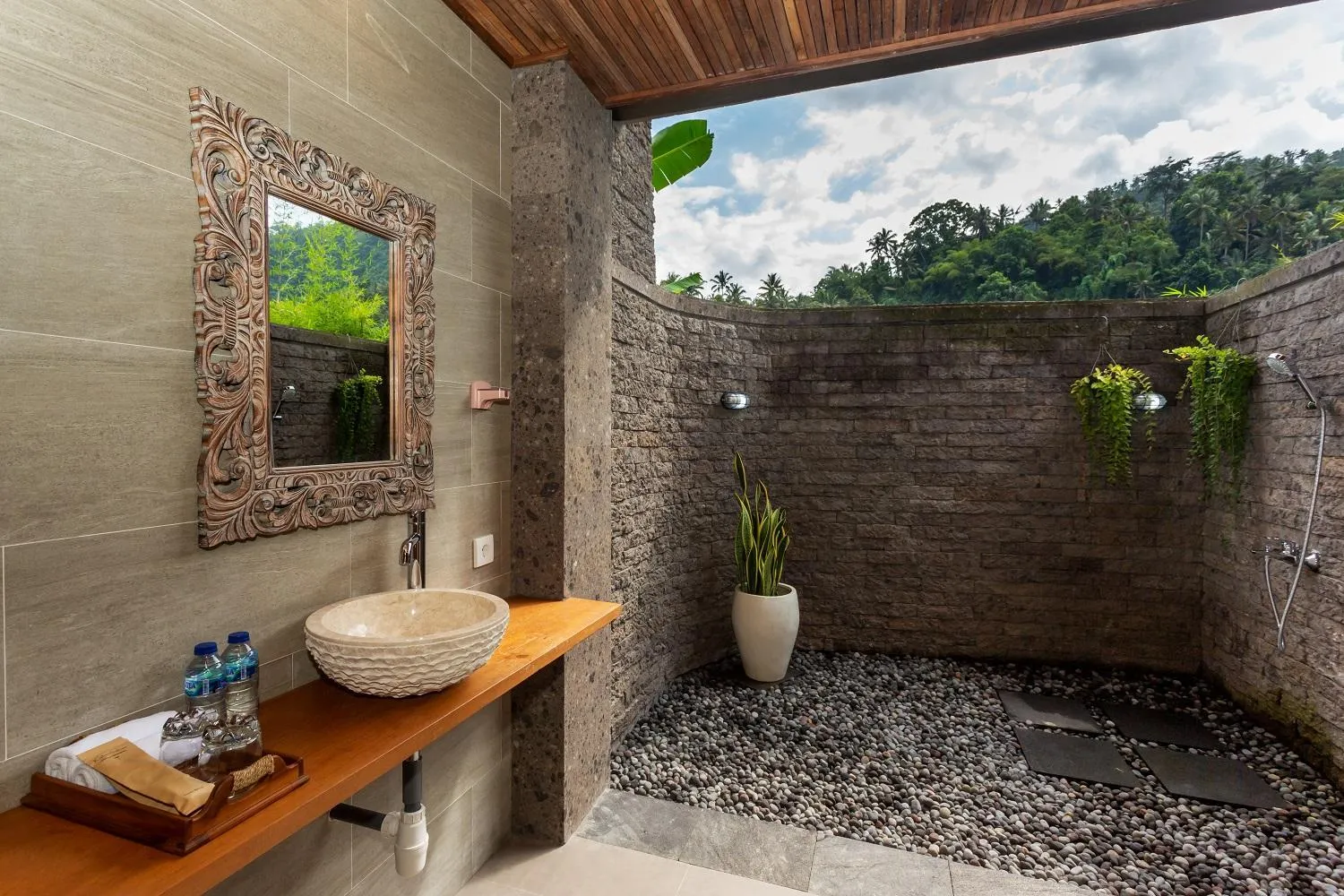Bathroom in Kubu Sakian Villa and Restaurant Sidemen
