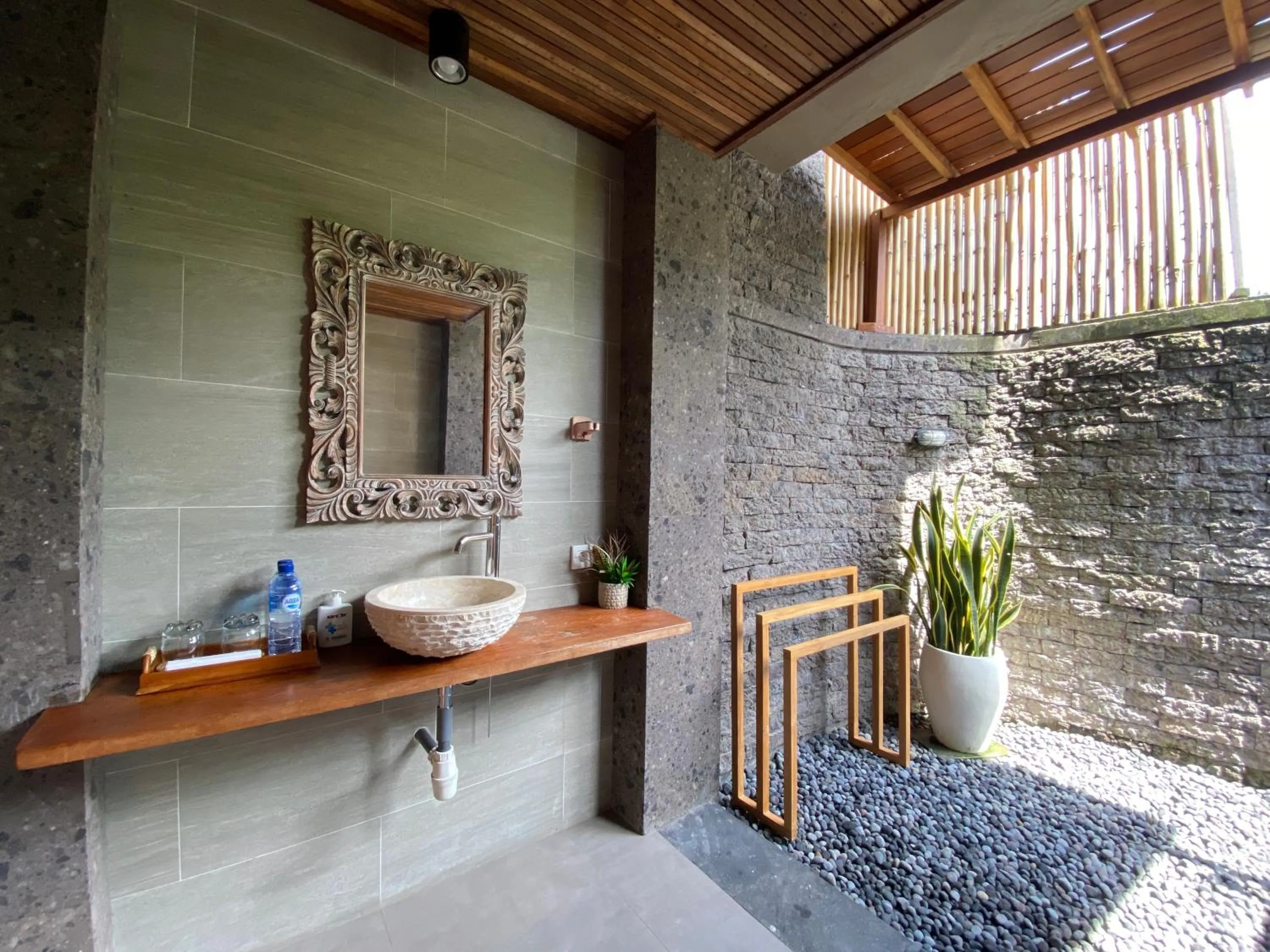 Bathroom in Kubu Sakian Villa and Restaurant Sidemen