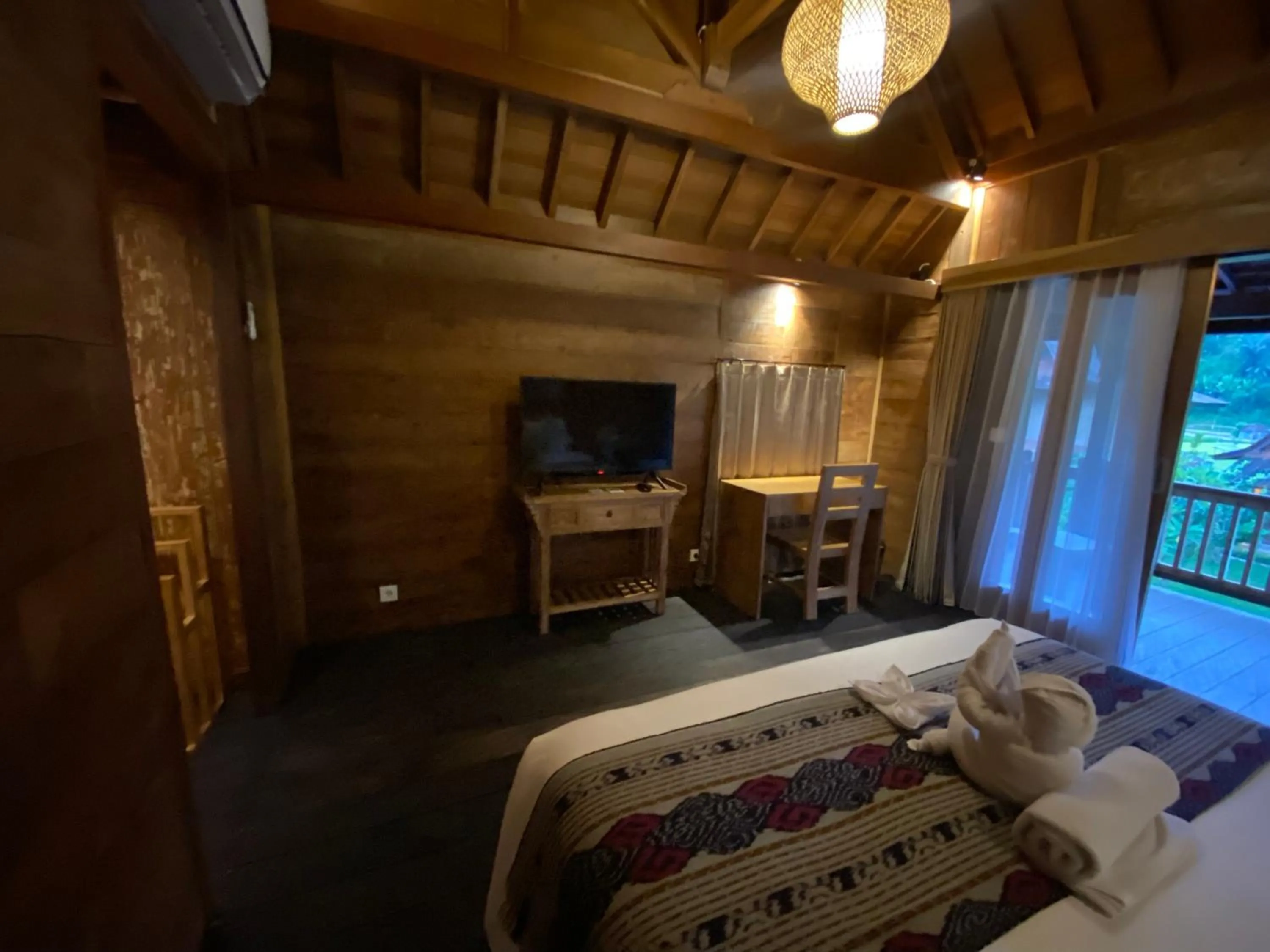 Bed in Kubu Sakian Villa and Restaurant Sidemen