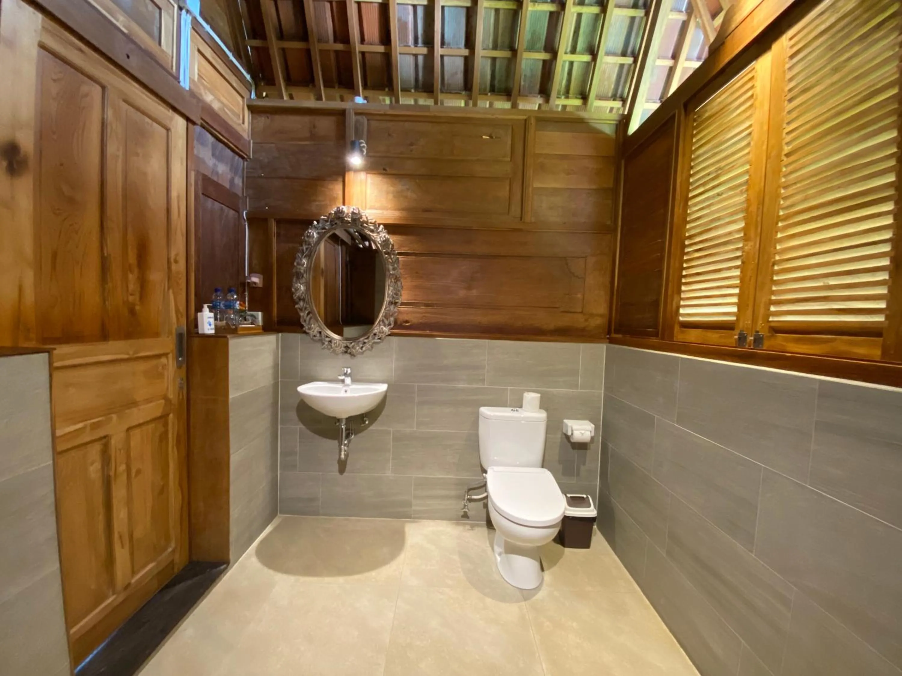 Bathroom in Kubu Sakian Villa and Restaurant Sidemen