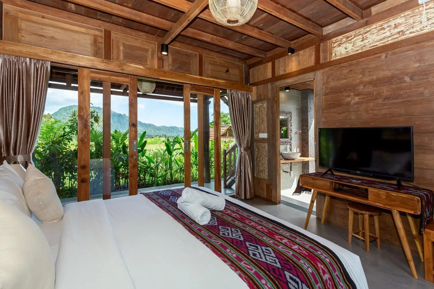 Bed in Kubu Sakian Villa and Restaurant Sidemen