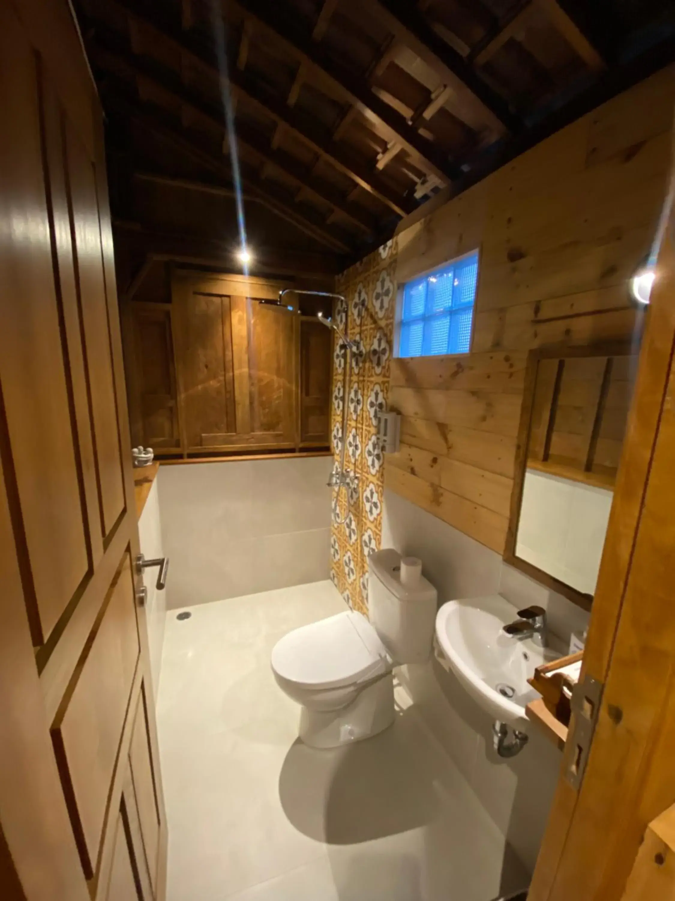 Shower in Kubu Sakian Villa and Restaurant Sidemen Shower in Kubu Sakian Villa and Restaurant Sidemen