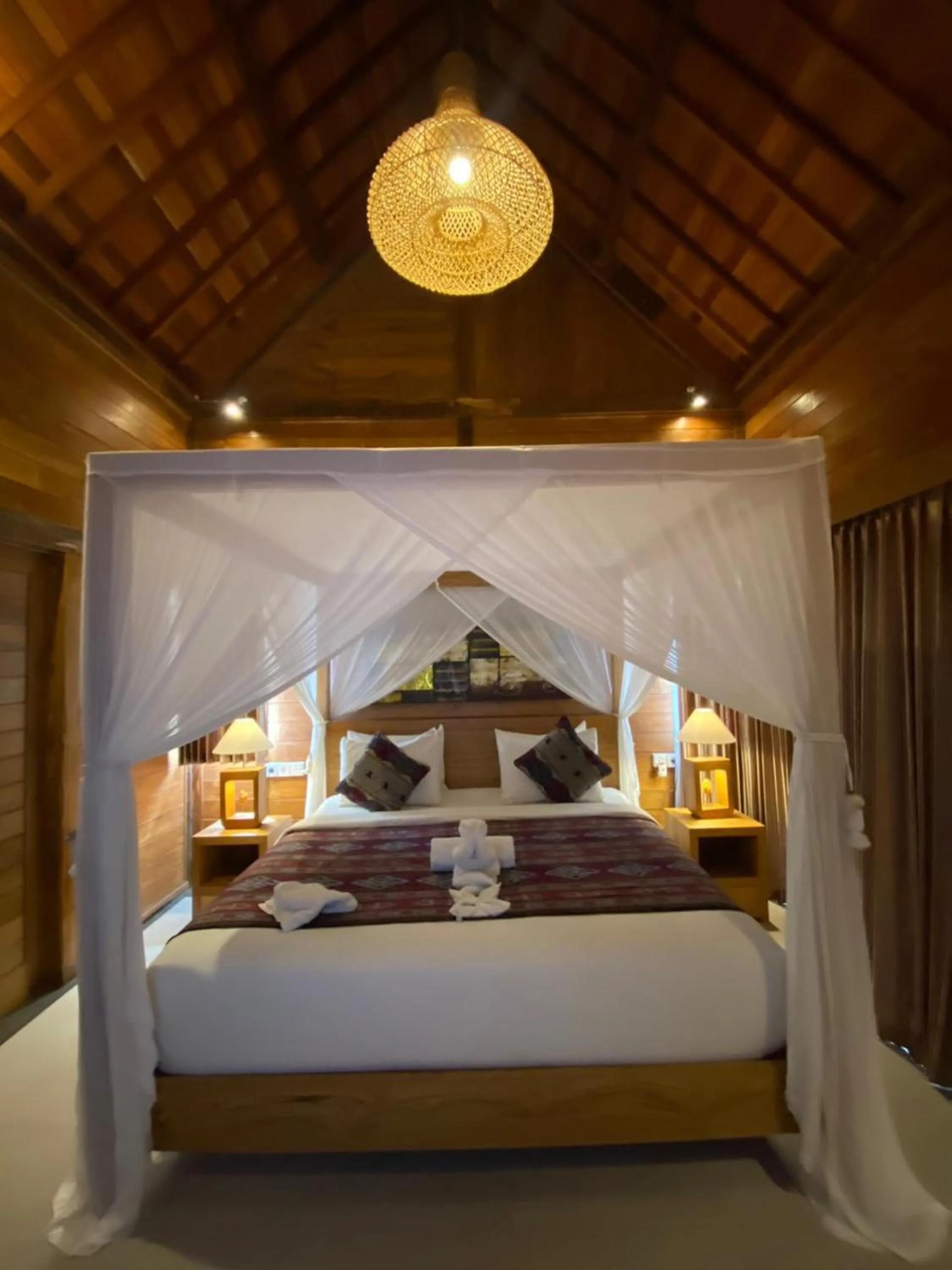 Bed in Kubu Sakian Villa and Restaurant Sidemen