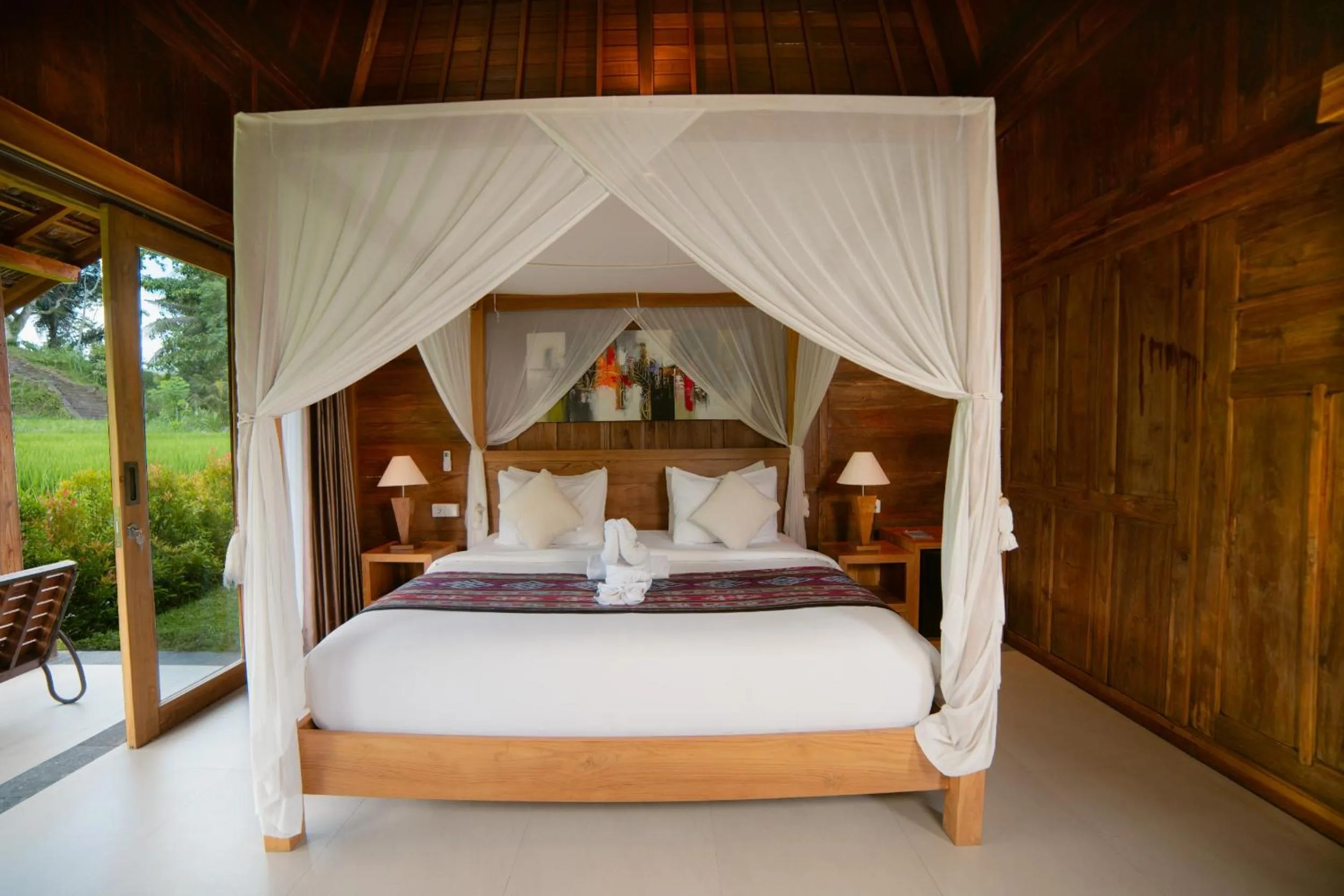 Bed in Kubu Sakian Villa and Restaurant Sidemen