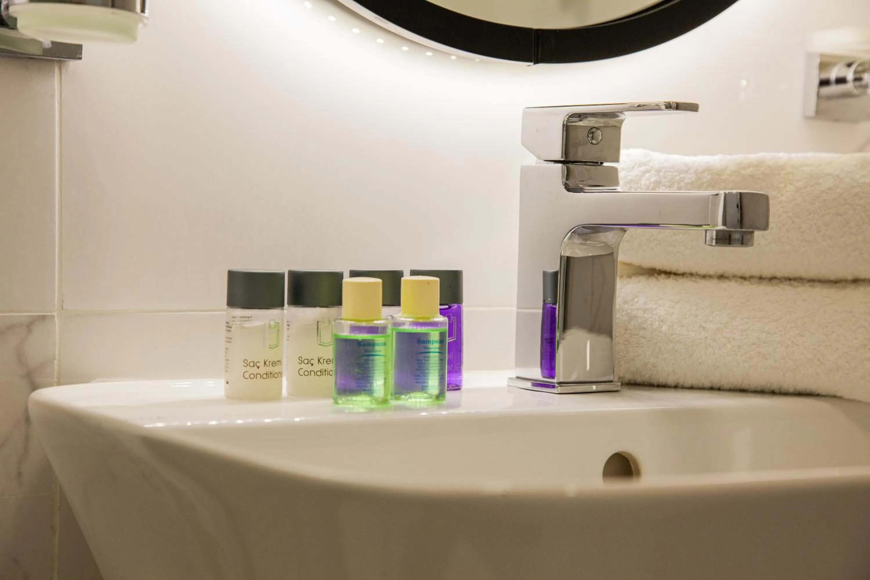 Bathroom in Edem Flower Hotel