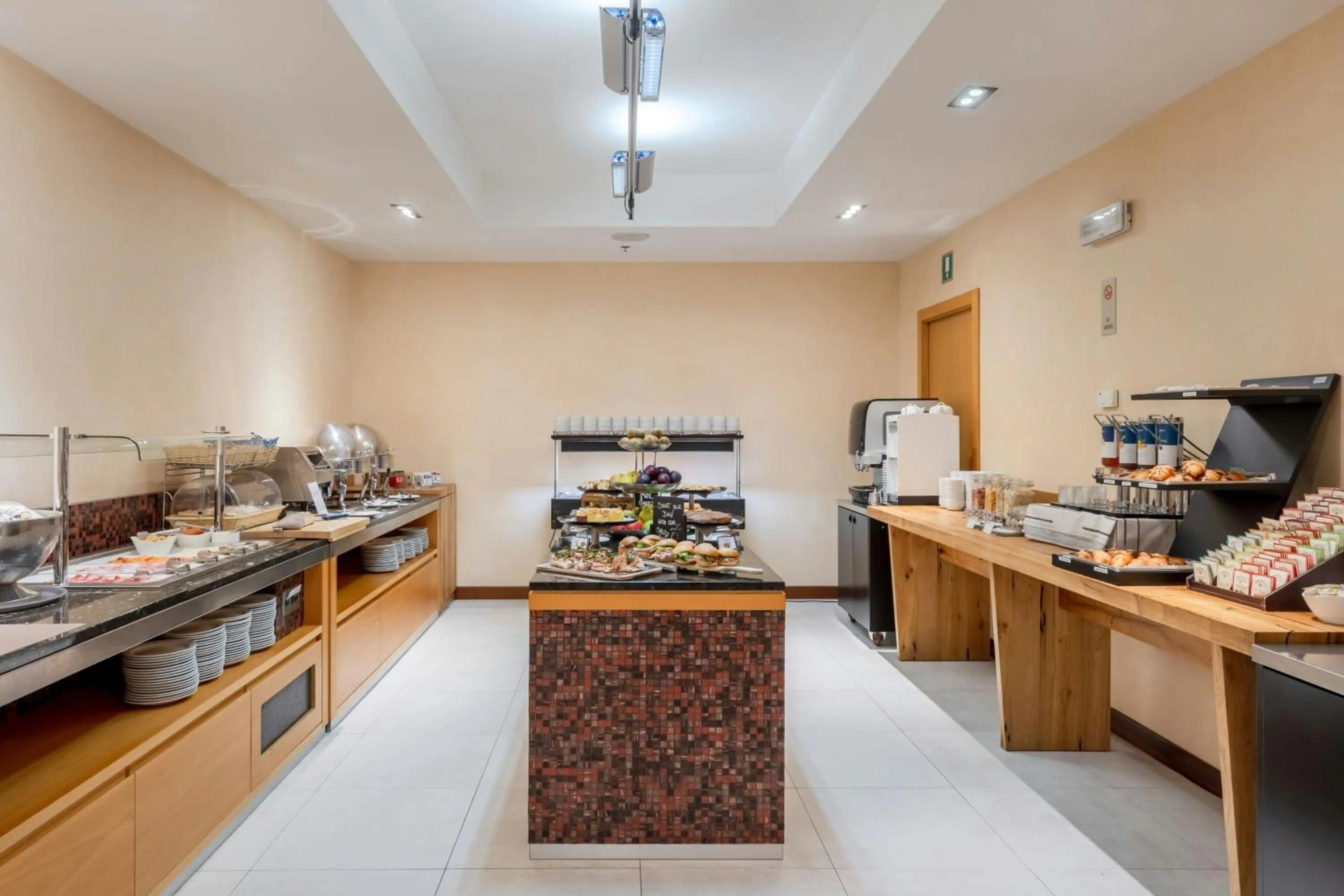 Breakfast in Courtyard by Marriott Venice Airport