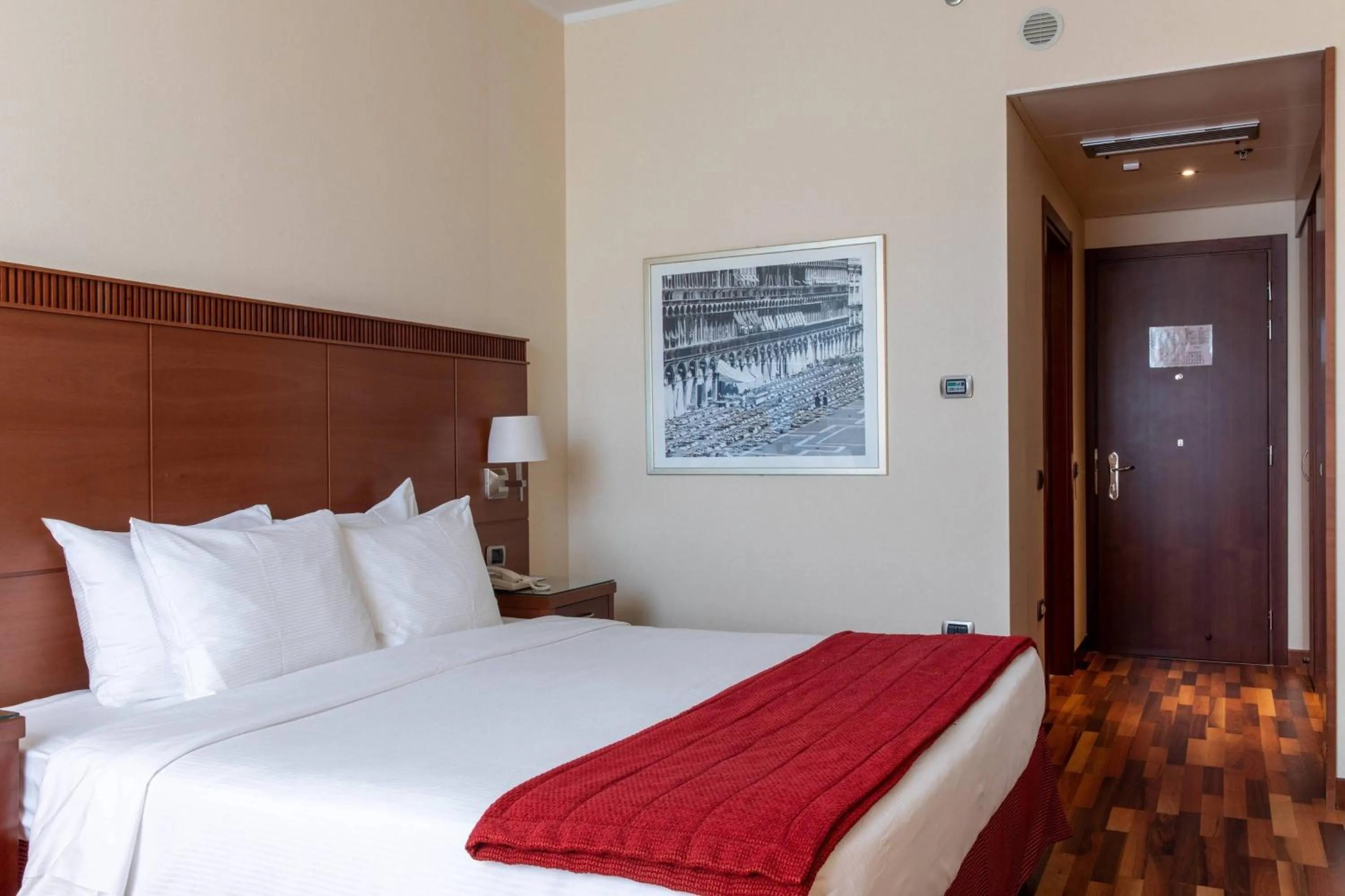 Photo of the whole room, Bed in Courtyard by Marriott Venice Airport