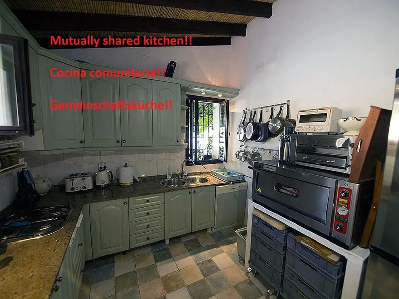 Communal kitchen in Guest House Bellaguarda