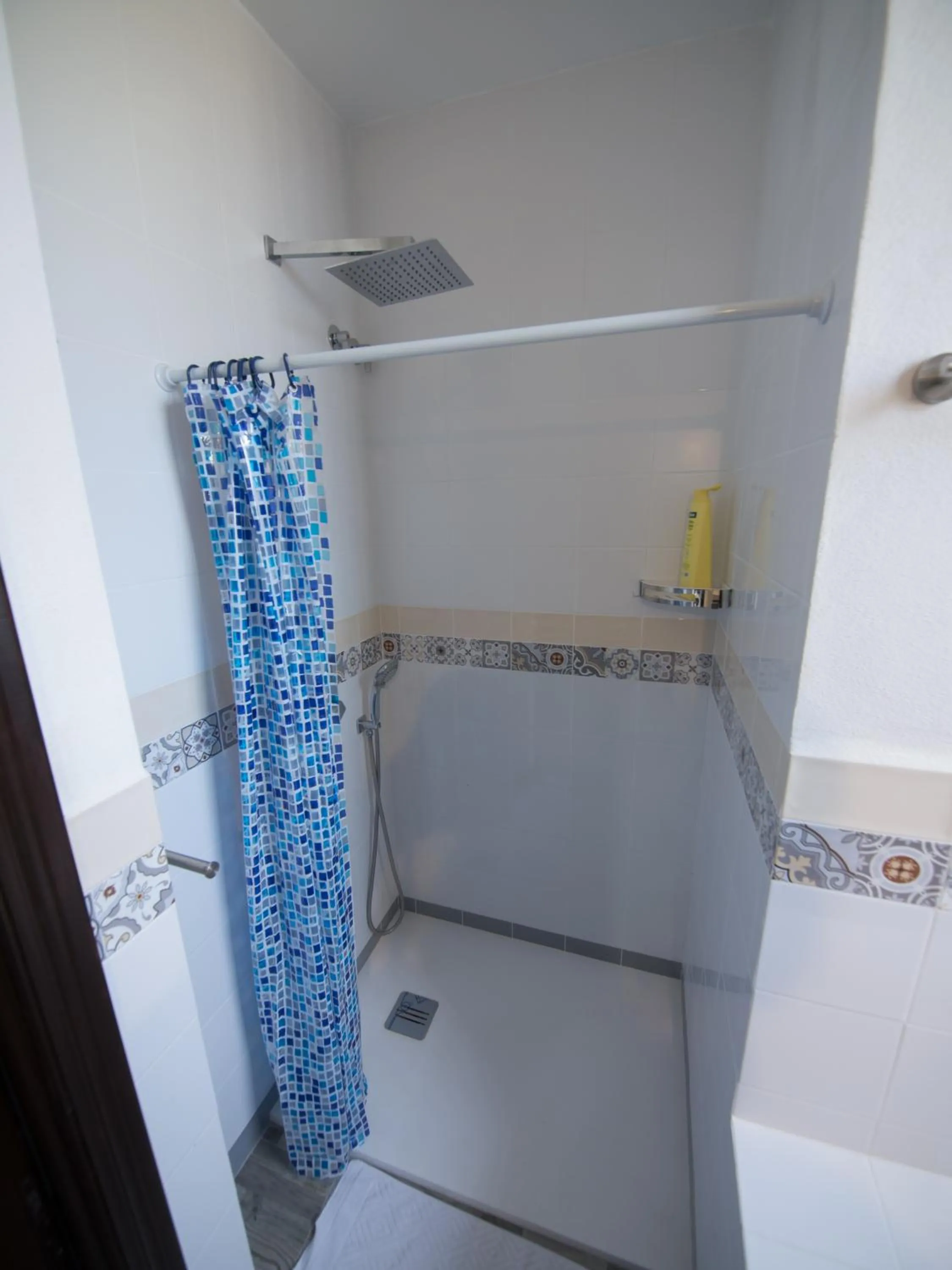 Shower in Guest House Bellaguarda