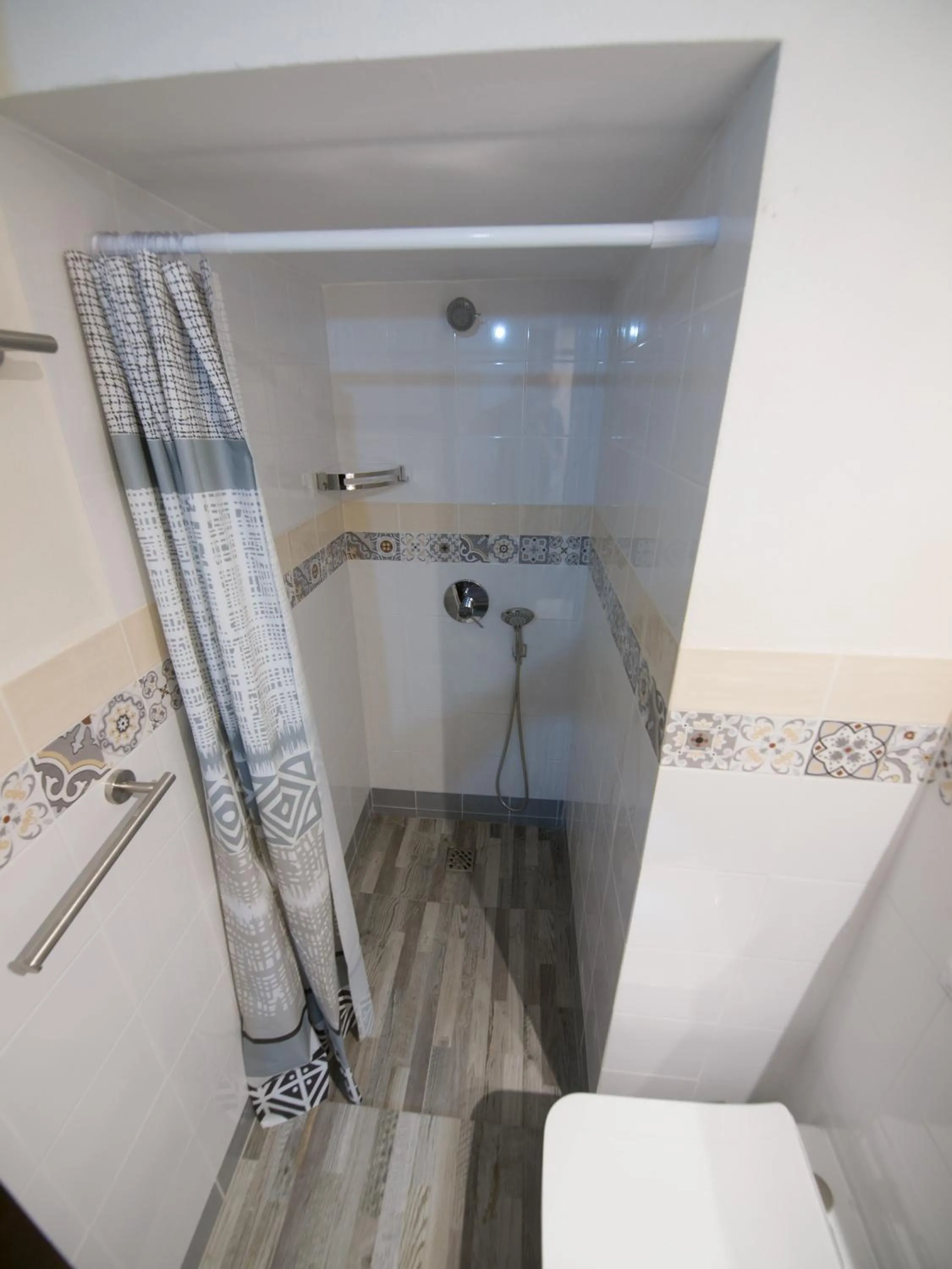 Shower in Guest House Bellaguarda