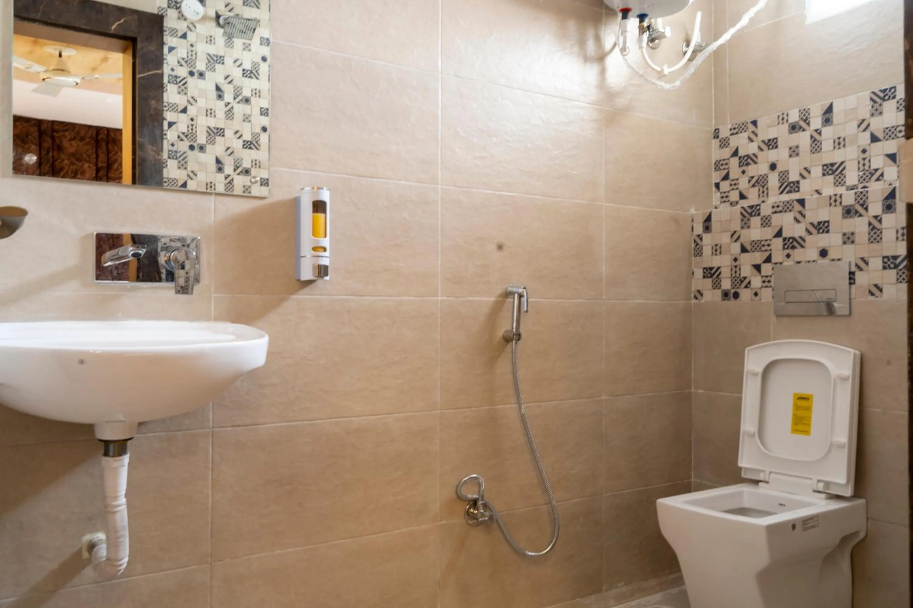 Toilet in Hotel Sohrai Inn