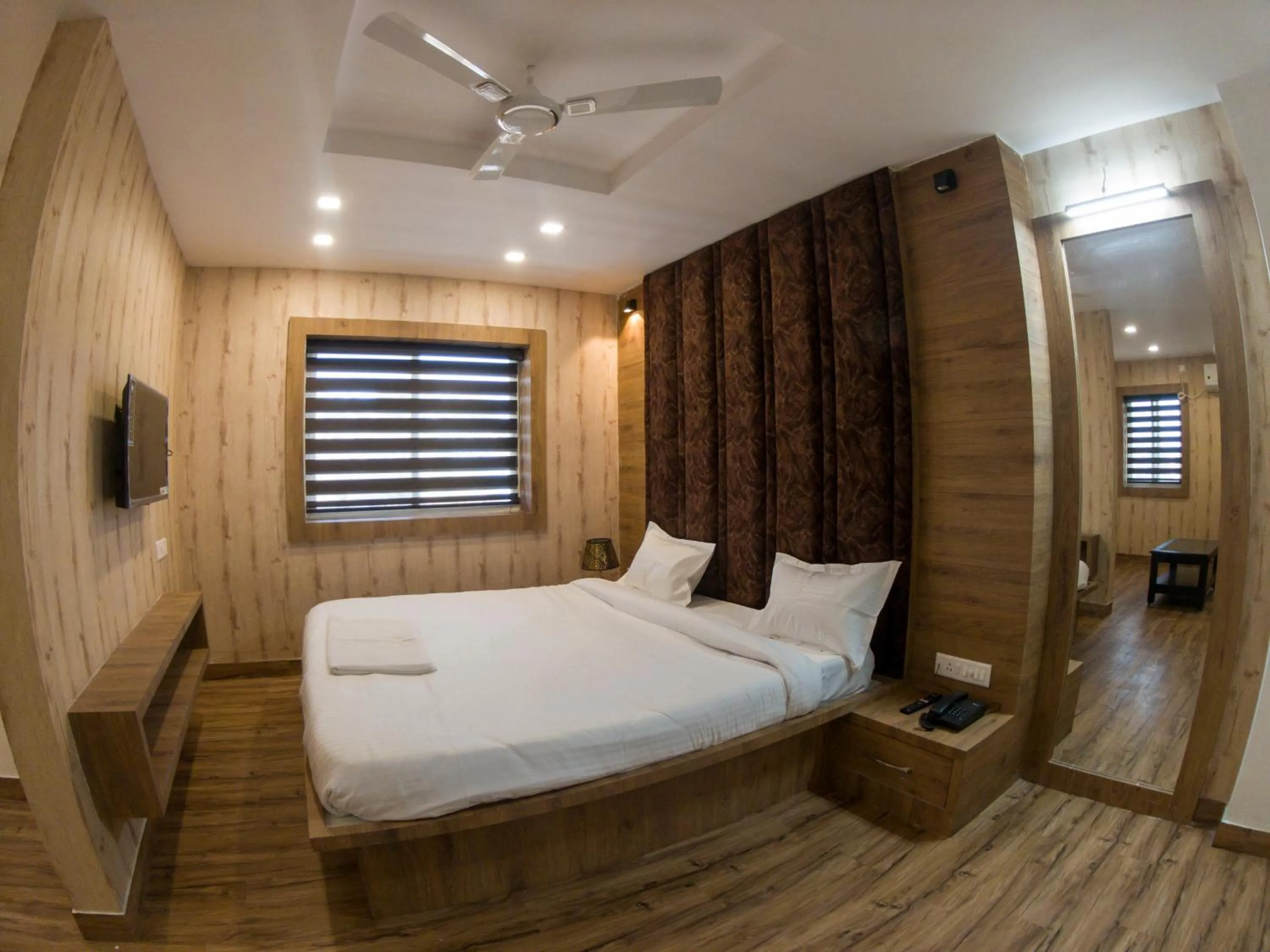 Bed in Hotel Sohrai Inn