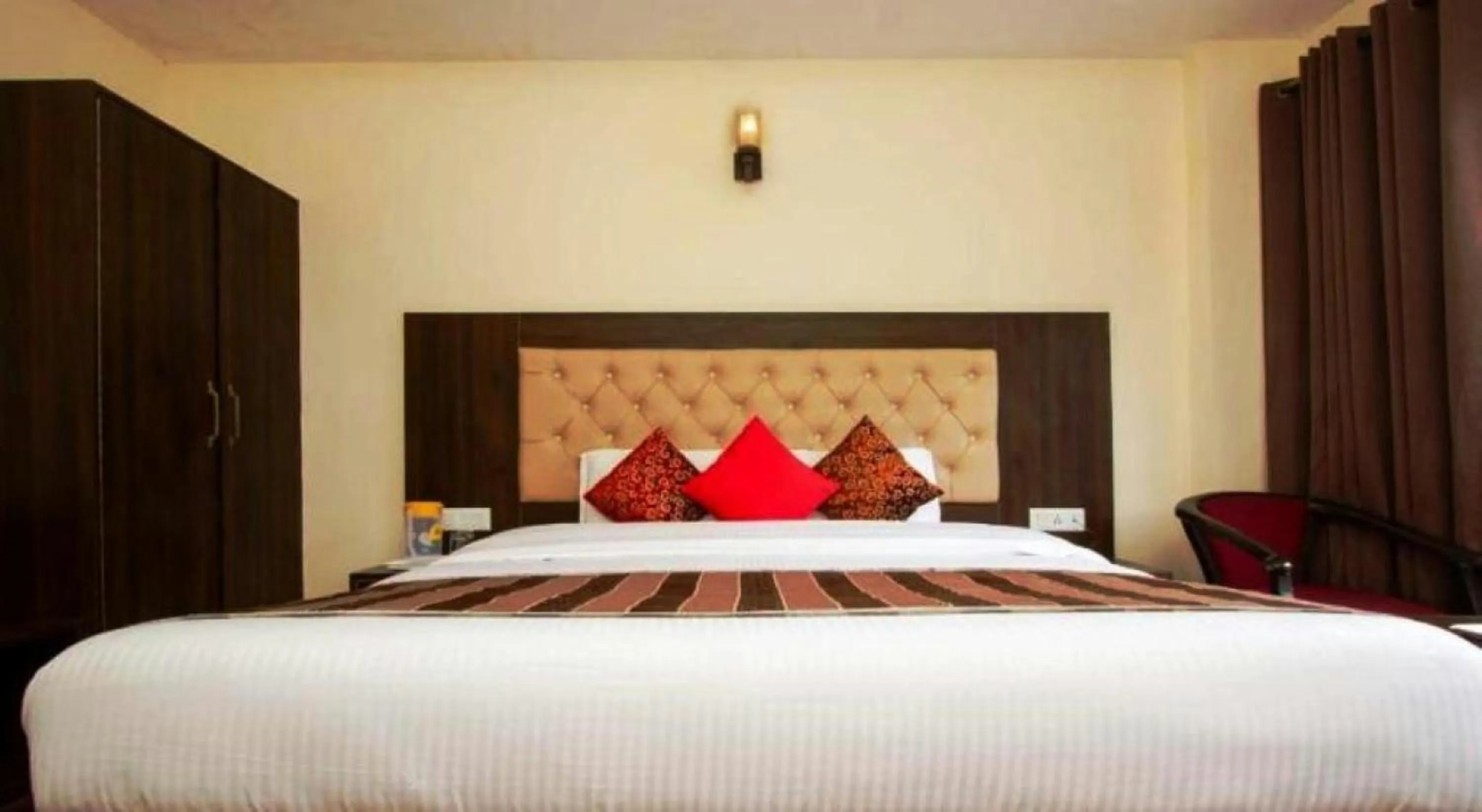 Bed in Hotel Sohrai Inn