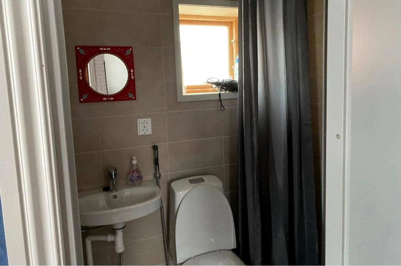 Shower in Matkustajakoti Ykspihlaja