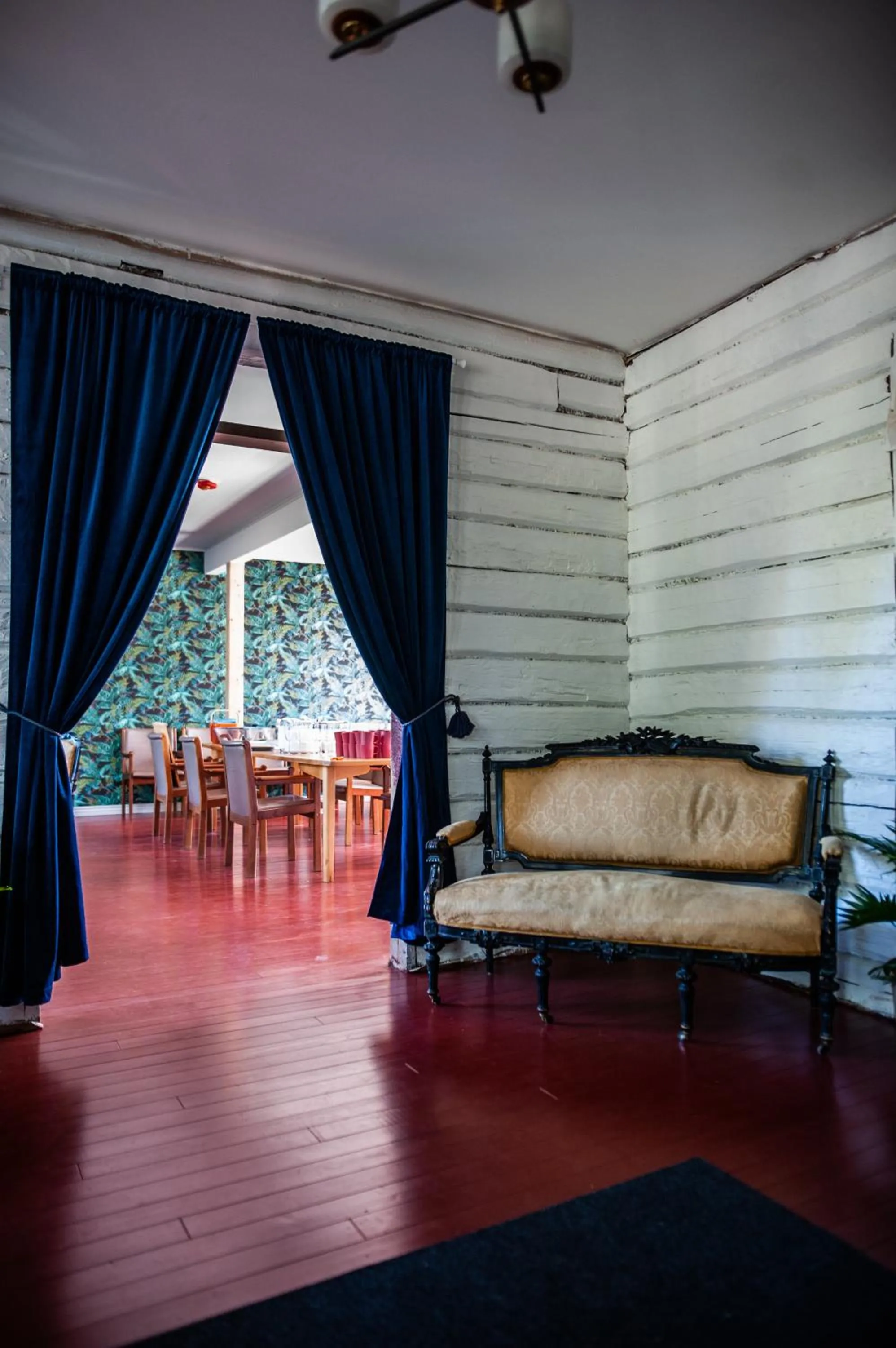 Seating area in Matkustajakoti Ykspihlaja
