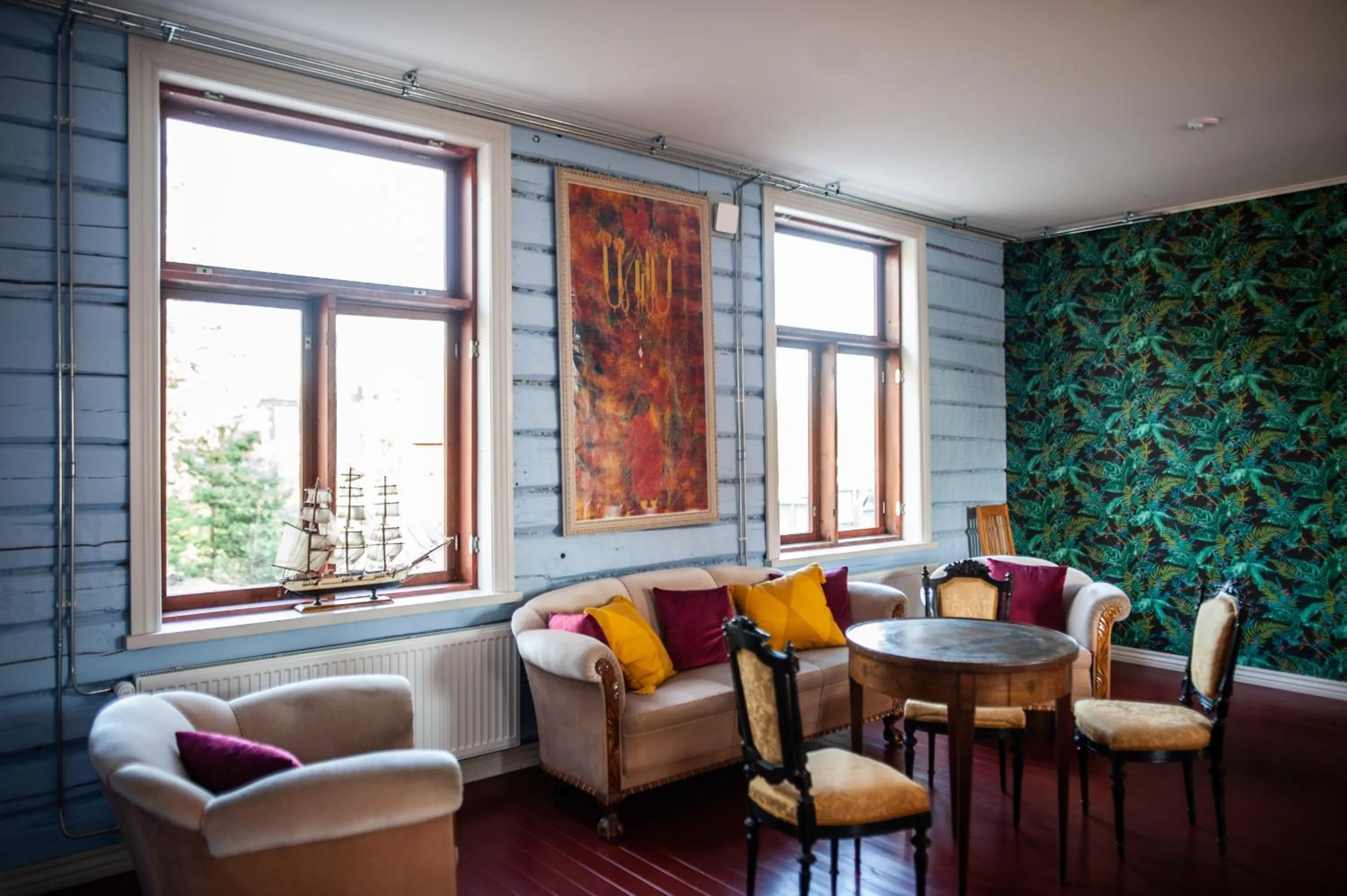 Seating area in Matkustajakoti Ykspihlaja