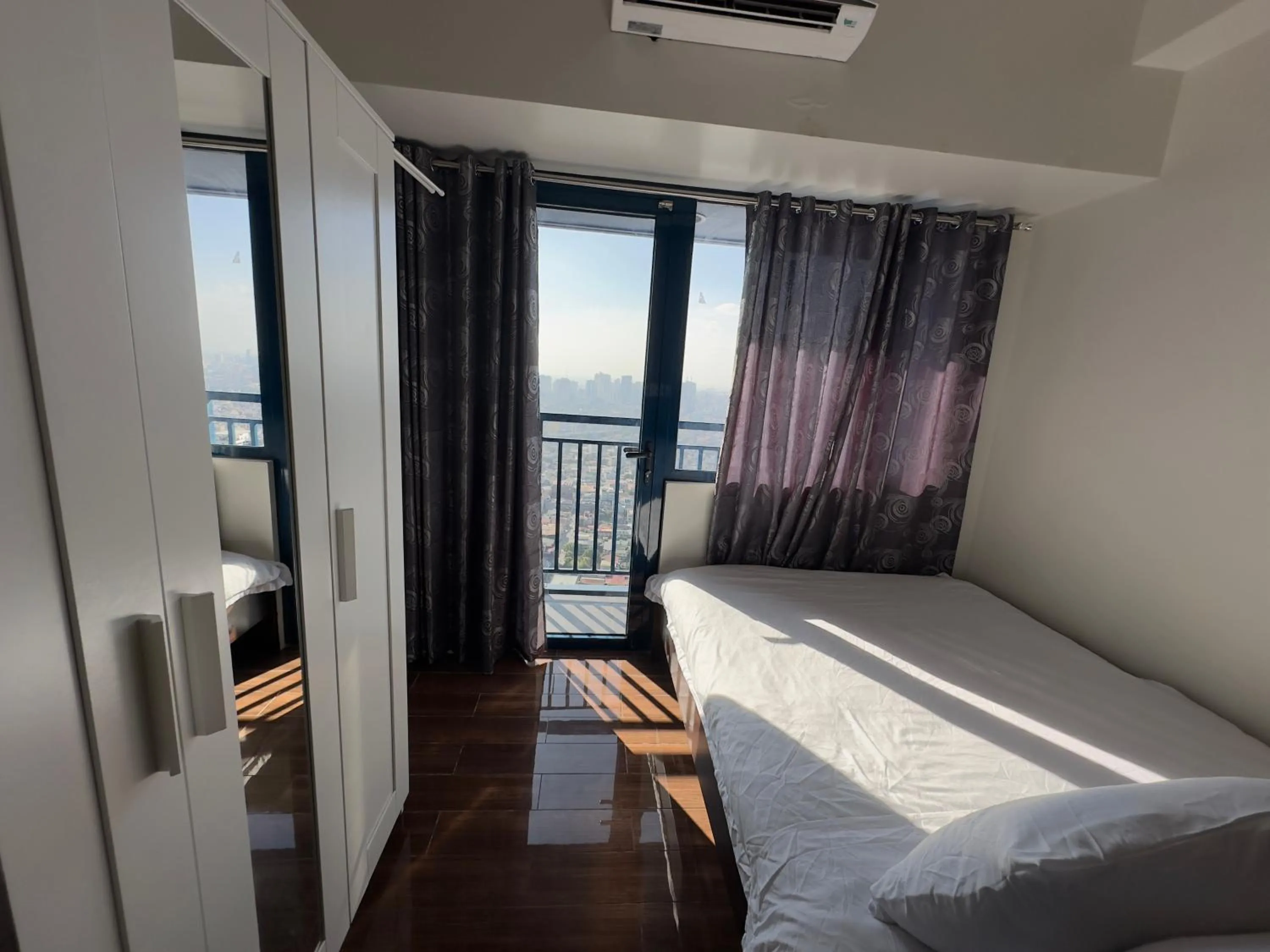 Bed in Heart of Makati, Fully furnished condo, cbd central location