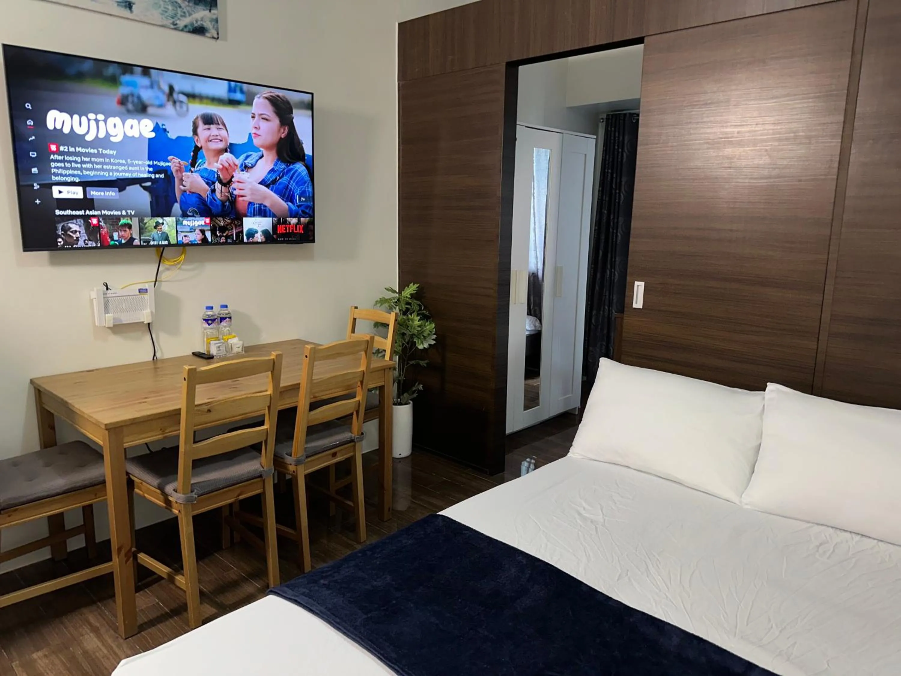 Bed in Heart of Makati, Fully furnished condo, cbd central location