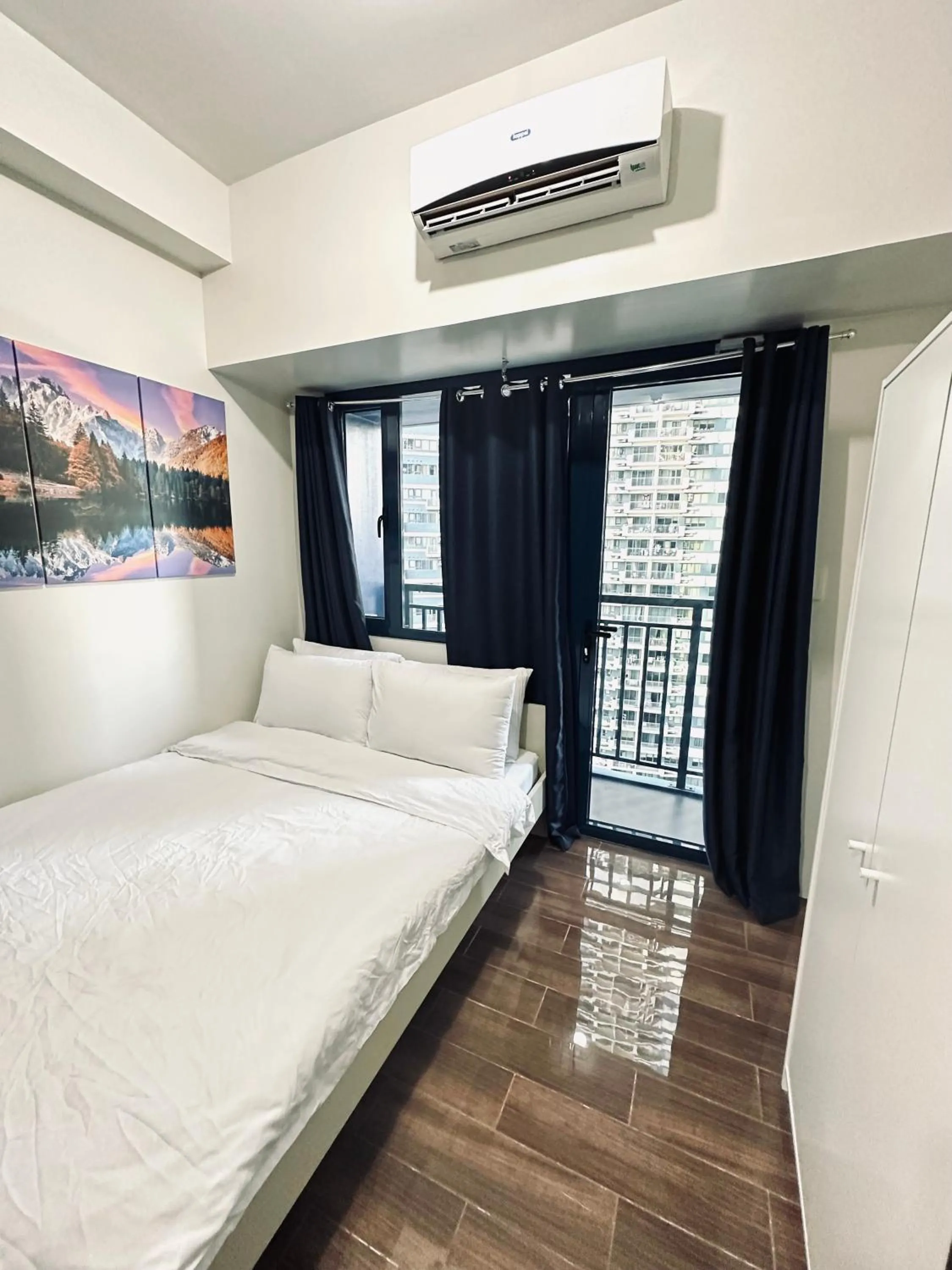Bed in Heart of Makati, Fully furnished condo, cbd central location