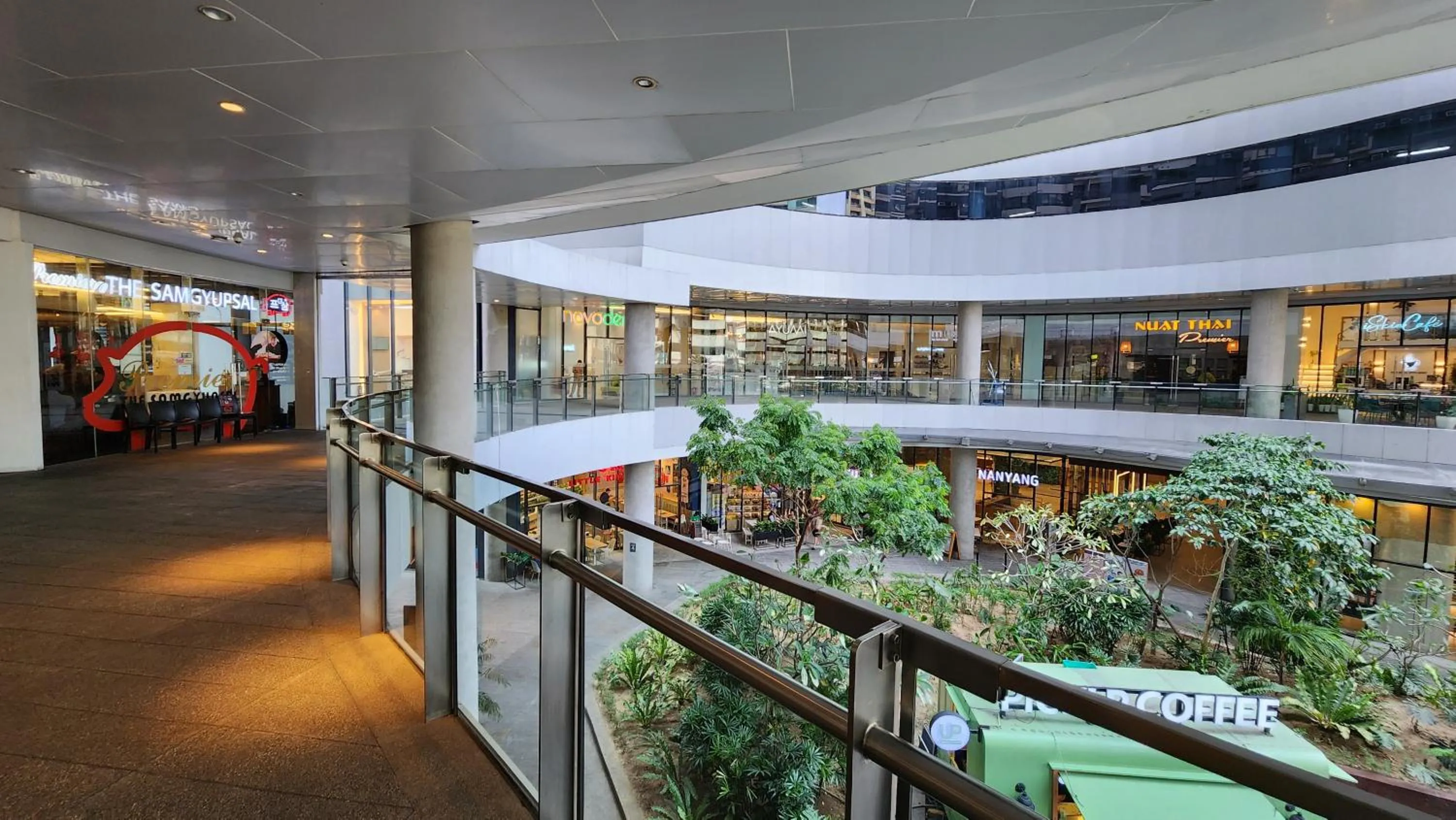 Restaurant/places to eat in Heart of Makati, Fully furnished condo, cbd central location