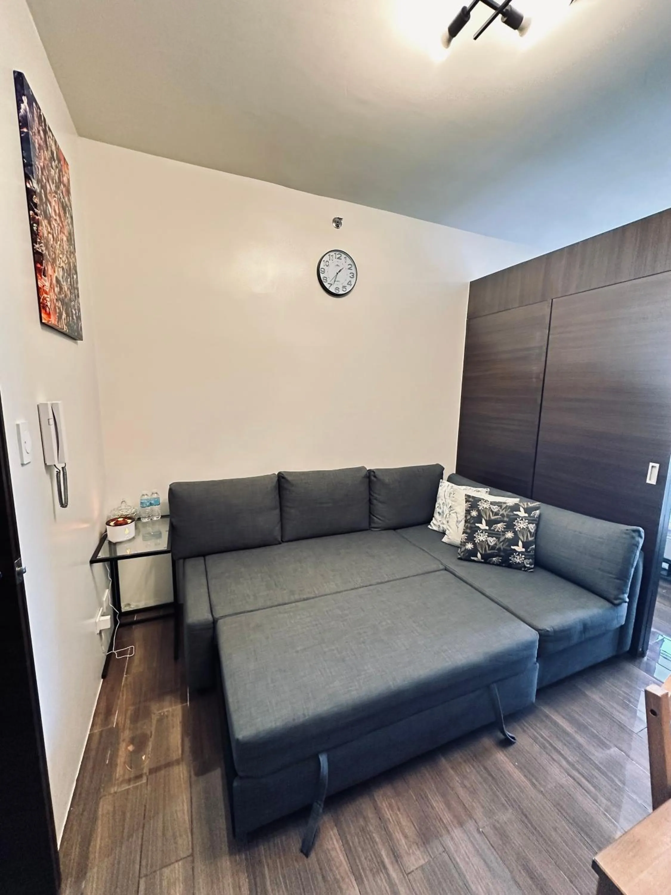 Bed in Heart of Makati, Fully furnished condo, cbd central location